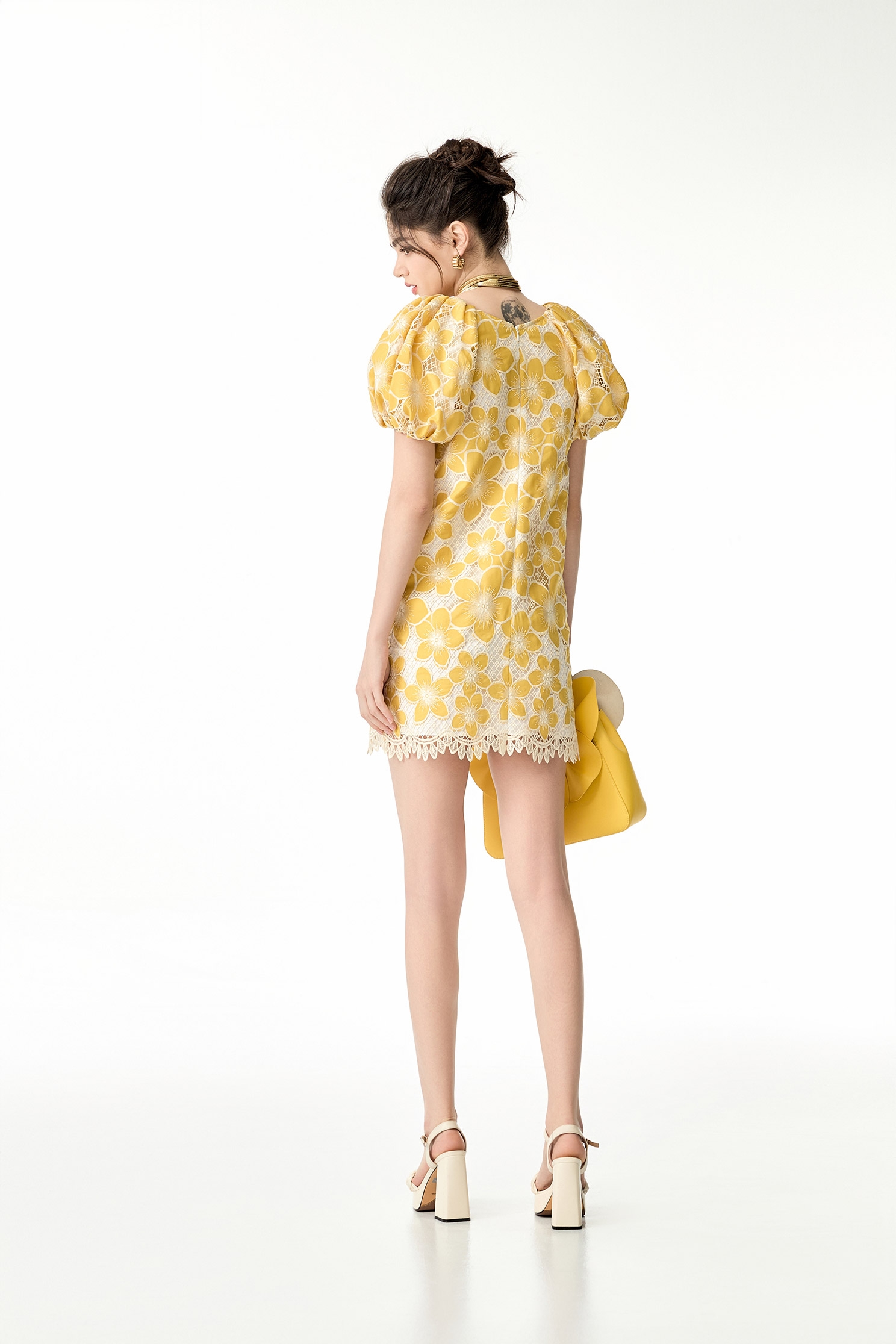 熱帶花卉刺繡洋裝熱帶花卉刺繡洋裝,V領洋裝,刺繡,刺繡洋裝,春夏穿搭,洋裝特輯,短袖洋裝,花花世界,輕奢度假,輕奢渡假