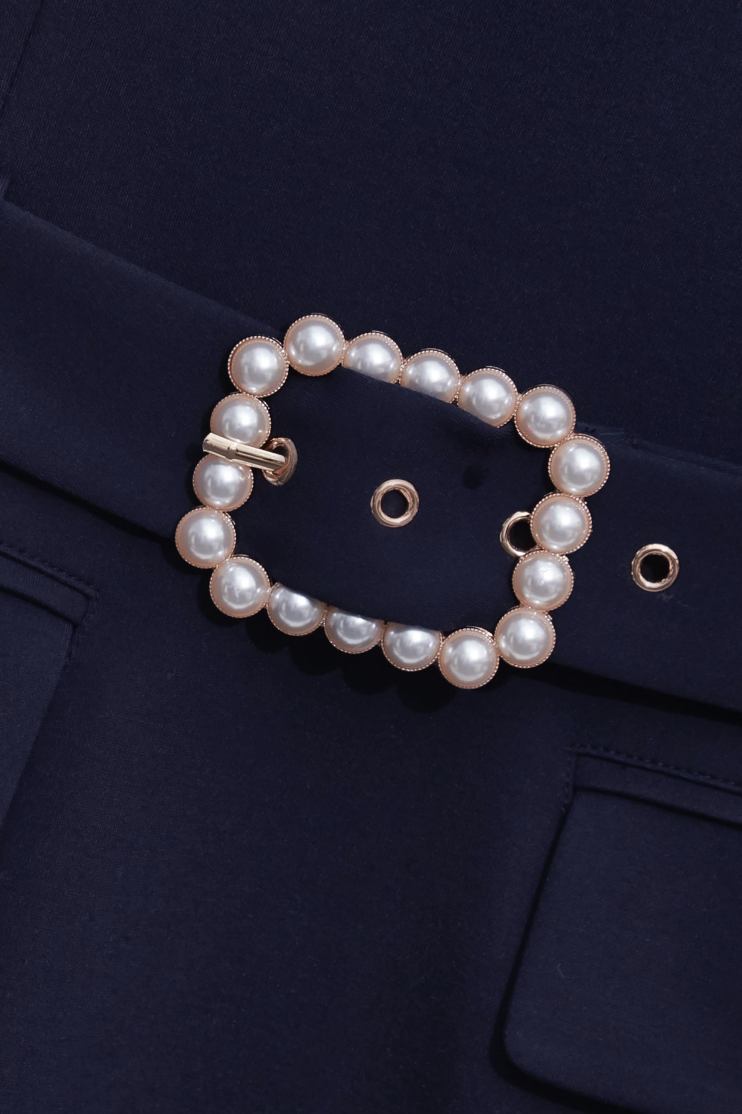 綴濃厚靛藍胸花短洋裝綴濃厚靛藍胸花短洋裝,一般洋裝,春夏穿搭,洋裝特輯,約會特輯,腰帶,花花世界