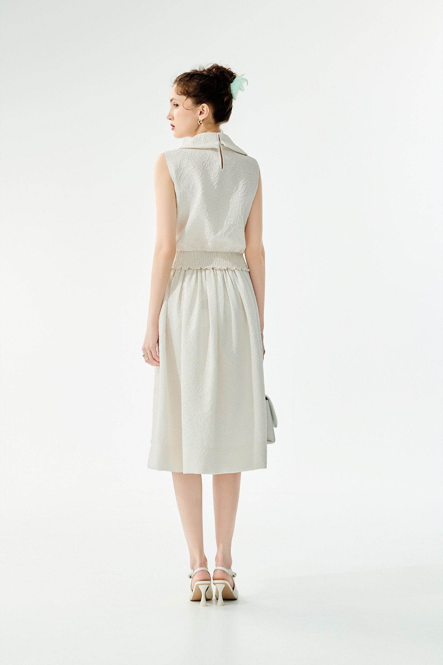 閃光澤立體玫瑰壓紋上衣閃光澤立體玫瑰壓紋上衣,一般背心,一般背心馬甲,上衣,刺繡,春夏穿搭,時髦成套搭配,無袖背心,約會特輯,背心,花花世界,輕奢度假,輕奢渡假