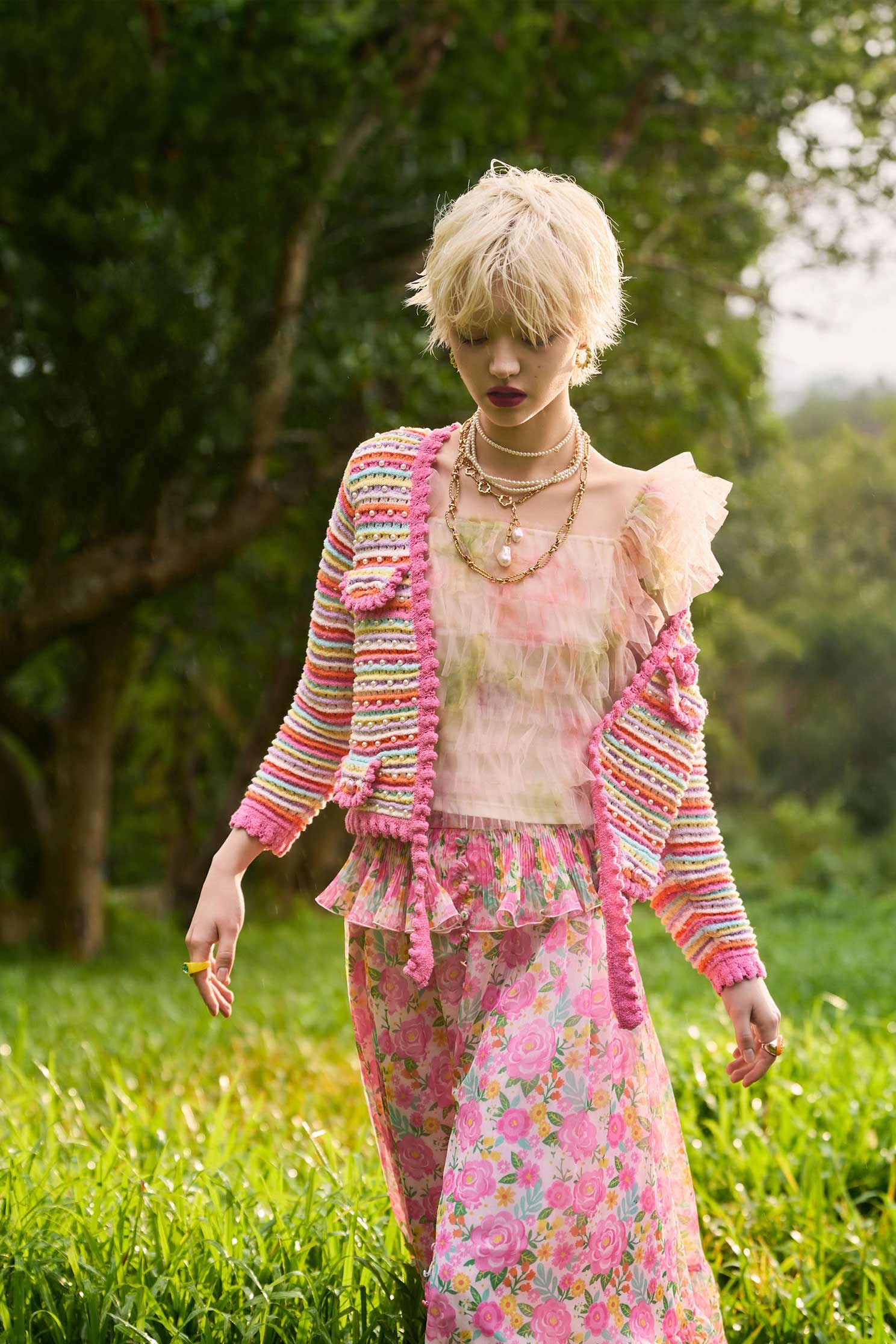 粉霧色漸層粉彩上衣粉霧色漸層粉彩上衣,一般背心,一般背心馬甲,上衣,春夏穿搭,時髦成套搭配,約會特輯,網紗,背心,荷葉,輕奢度假,輕奢渡假