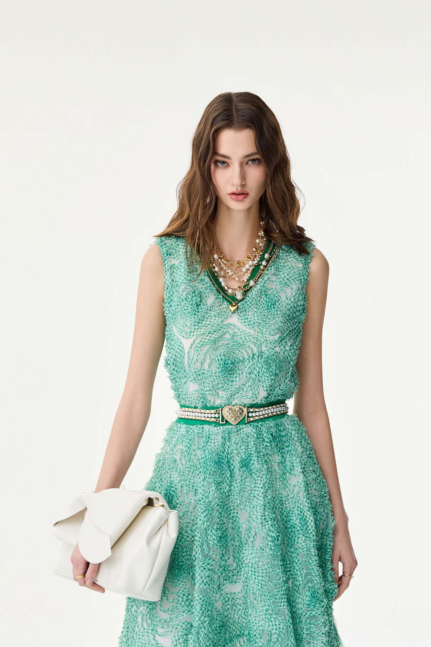 新葉綠格紋上衣新葉綠格紋上衣,V領上衣,V領背心,一般背心,一般背心馬甲,上衣,春夏穿搭,時髦成套搭配,格紋,無袖背心,背心,花花世界,雪紡,項鍊