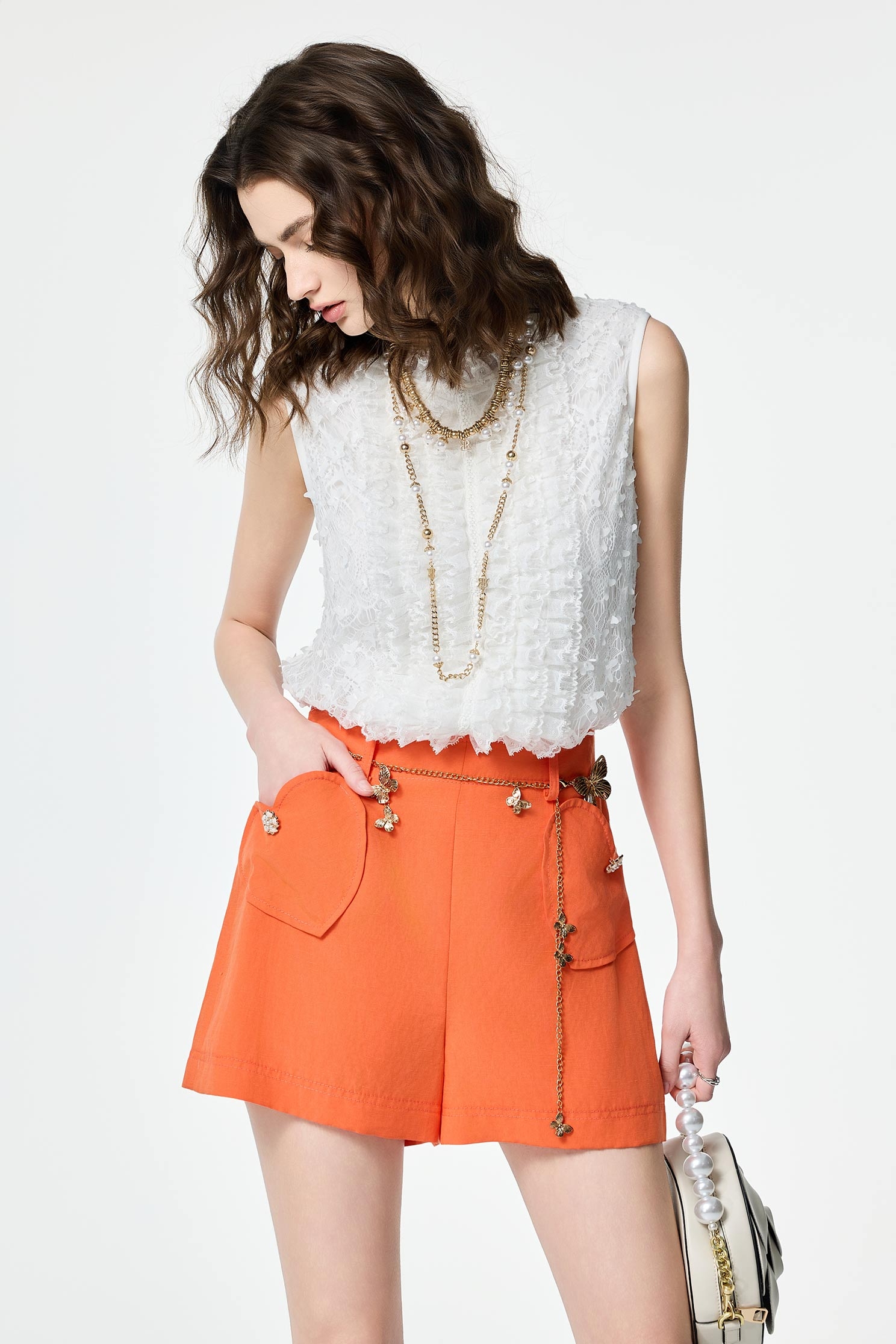 金邊蝴蝶刺繡上衣金邊蝴蝶刺繡上衣,一般背心,一般背心馬甲,上班OL穿搭,上衣,刺繡,春夏穿搭,無袖上衣,無袖背心,繡花上衣,背心,荷葉,蕾絲