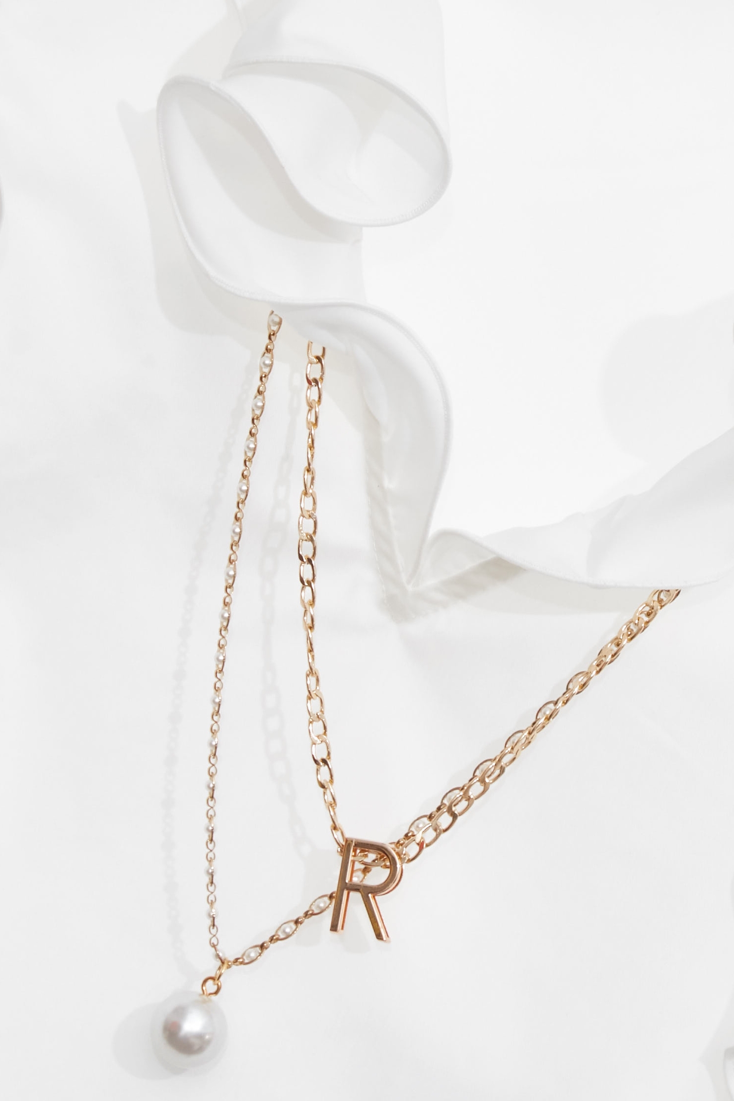 自帶珍珠項鍊單品上衣自帶珍珠項鍊單品上衣,V領上衣,V領背心,一般背心,一般背心馬甲,上衣,人氣商品,春夏穿搭,無袖上衣,無袖背心,珍珠,白色背心,約會特輯,背心,荷葉,輕奢度假,輕奢渡假,項鍊