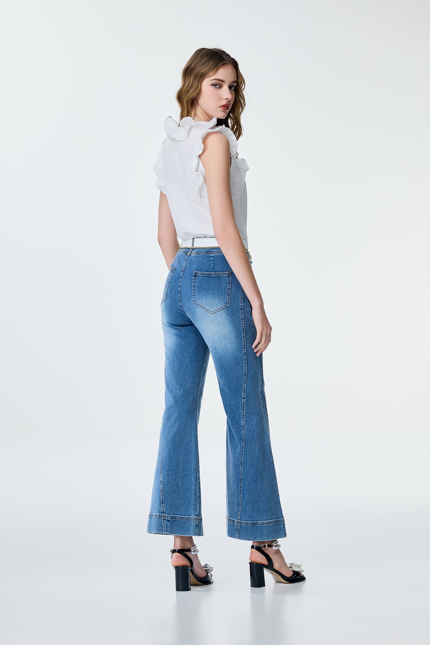 自帶珍珠項鍊單品上衣自帶珍珠項鍊單品上衣,V領上衣,V領背心,一般背心,一般背心馬甲,上衣,人氣商品,春夏穿搭,無袖上衣,無袖背心,珍珠,白色背心,約會特輯,背心,荷葉,輕奢度假,輕奢渡假,項鍊