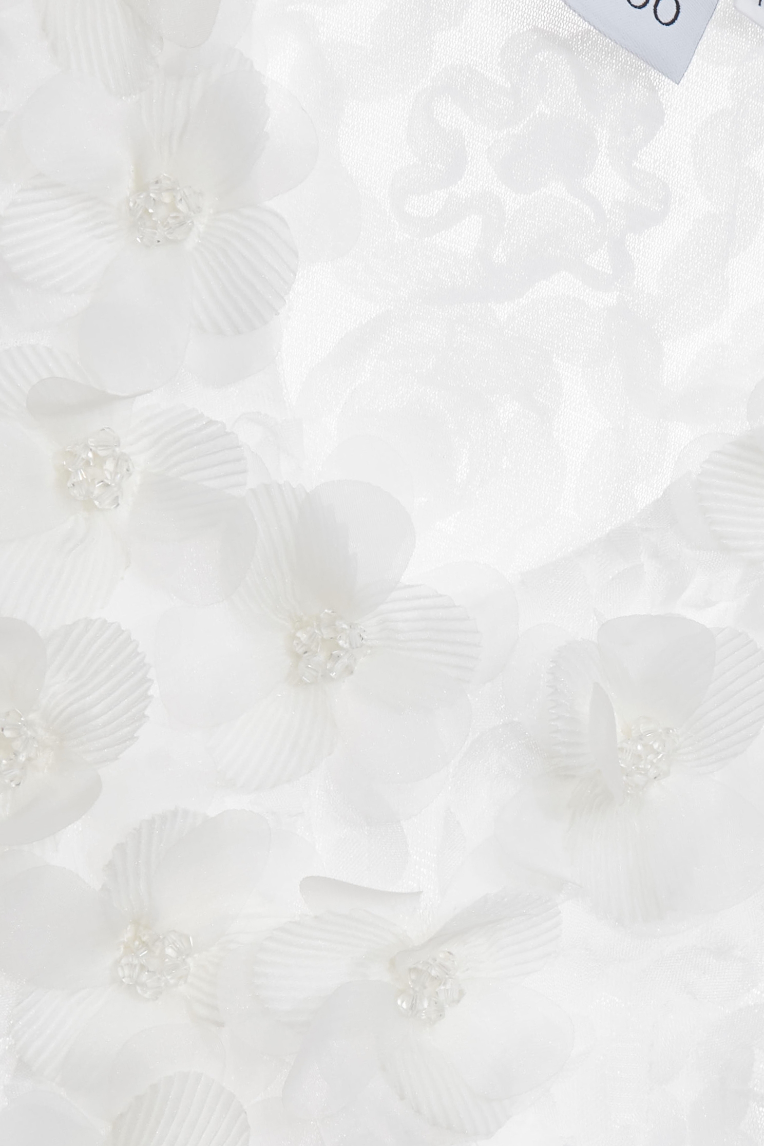 綴玫瑰花朵壓紋上衣綴玫瑰花朵壓紋上衣,V領上衣,V領背心,一般背心,一般背心馬甲,上衣,春夏穿搭,無袖上衣,無袖背心,白色背心,約會特輯,背心,花花世界,輕奢度假,輕奢渡假