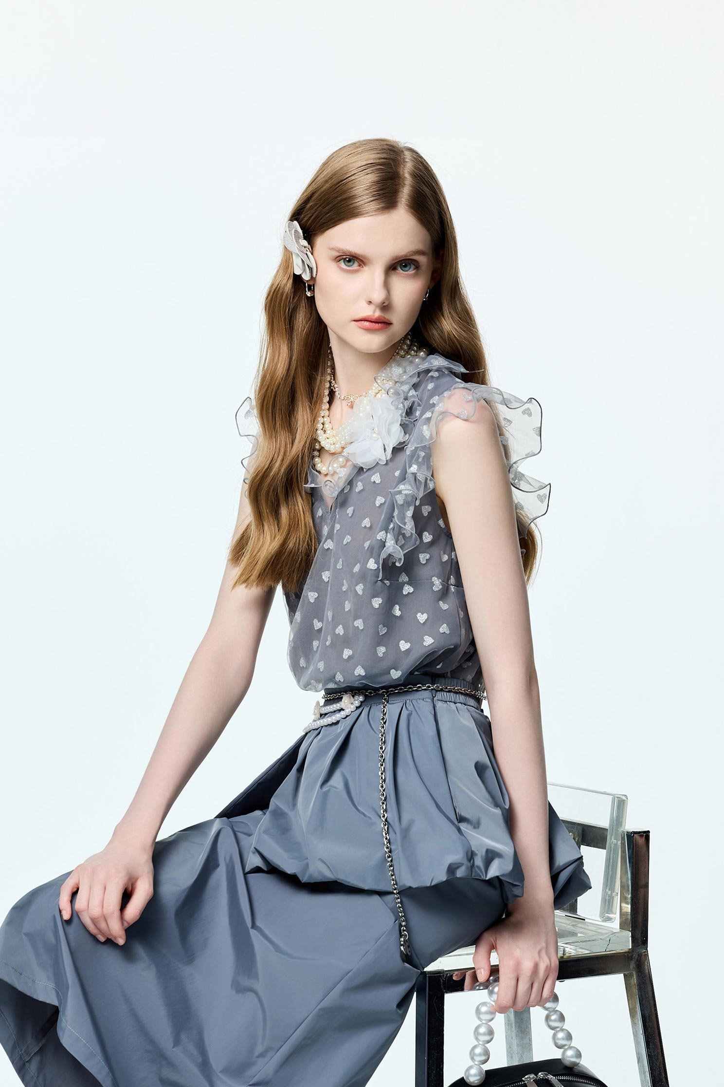 銀色愛心光澤感上衣銀色愛心光澤感上衣,V領上衣,V領背心,一般背心,一般背心馬甲,上班OL穿搭,上衣,人氣商品,無袖上衣,無袖背心,秋冬穿搭,約會特輯,背心,荷葉,輕奢度假,輕奢渡假