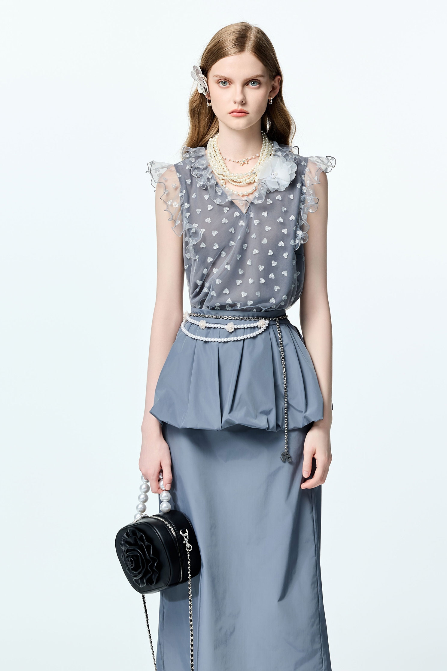 銀色愛心光澤感上衣銀色愛心光澤感上衣,V領上衣,V領背心,一般背心,一般背心馬甲,上班OL穿搭,上衣,人氣商品,無袖上衣,無袖背心,秋冬穿搭,約會特輯,背心,荷葉,輕奢度假,輕奢渡假