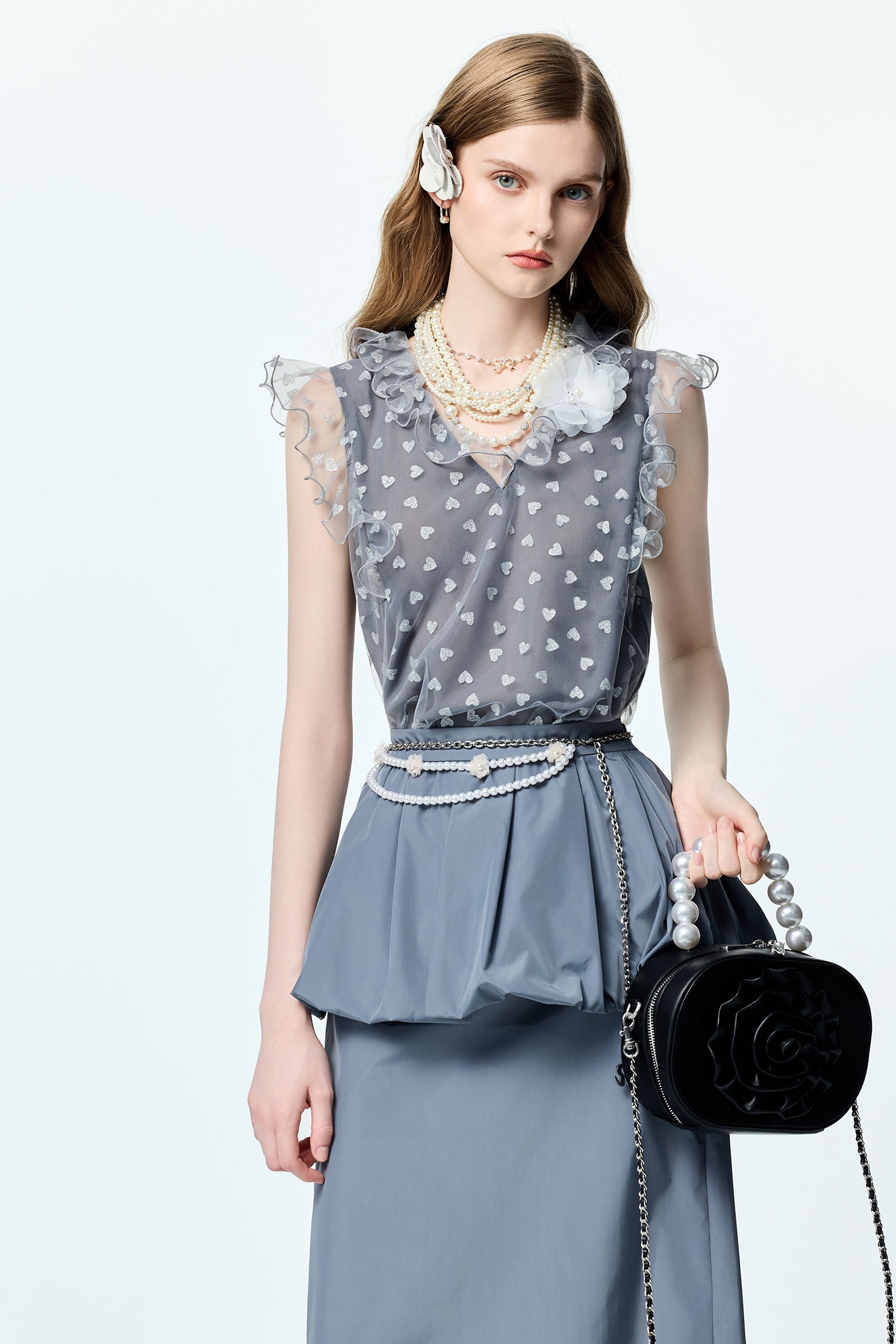 銀色愛心光澤感上衣銀色愛心光澤感上衣,V領上衣,V領背心,一般背心,一般背心馬甲,上班OL穿搭,上衣,人氣商品,無袖上衣,無袖背心,秋冬穿搭,約會特輯,背心,荷葉,輕奢度假,輕奢渡假