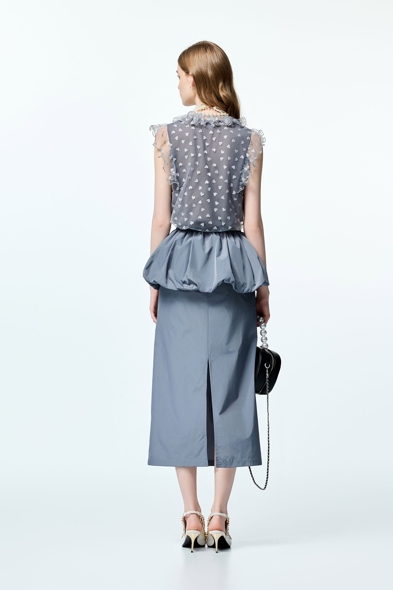 銀色愛心光澤感上衣銀色愛心光澤感上衣,V領上衣,V領背心,一般背心,一般背心馬甲,上班OL穿搭,上衣,人氣商品,無袖上衣,無袖背心,秋冬穿搭,約會特輯,背心,荷葉,輕奢度假,輕奢渡假