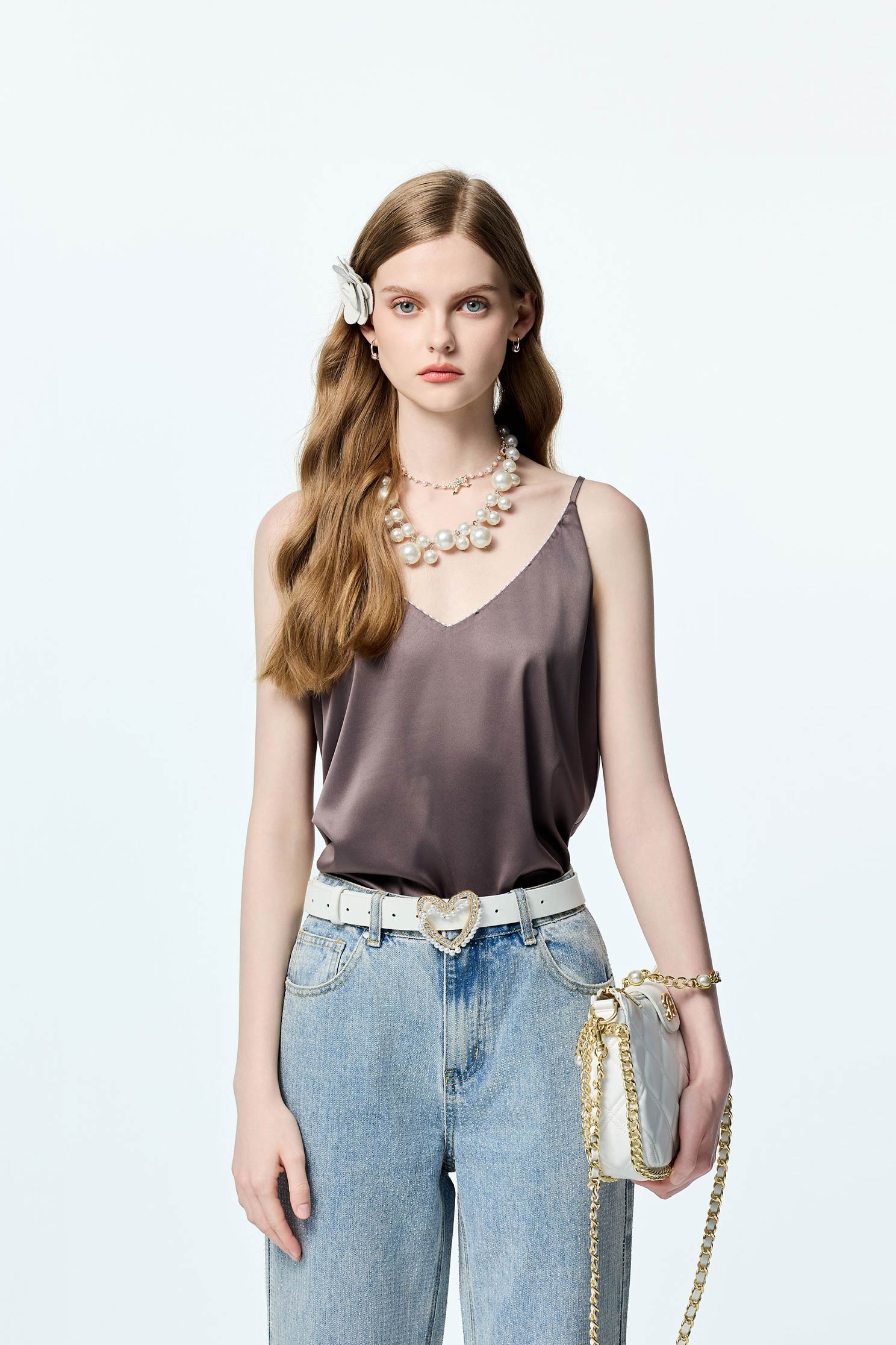 帶銀色光澤感背心帶銀色光澤感背心,V領背心,內搭上衣,秋冬穿搭,約會特輯,背心,輕奢度假,輕奢渡假