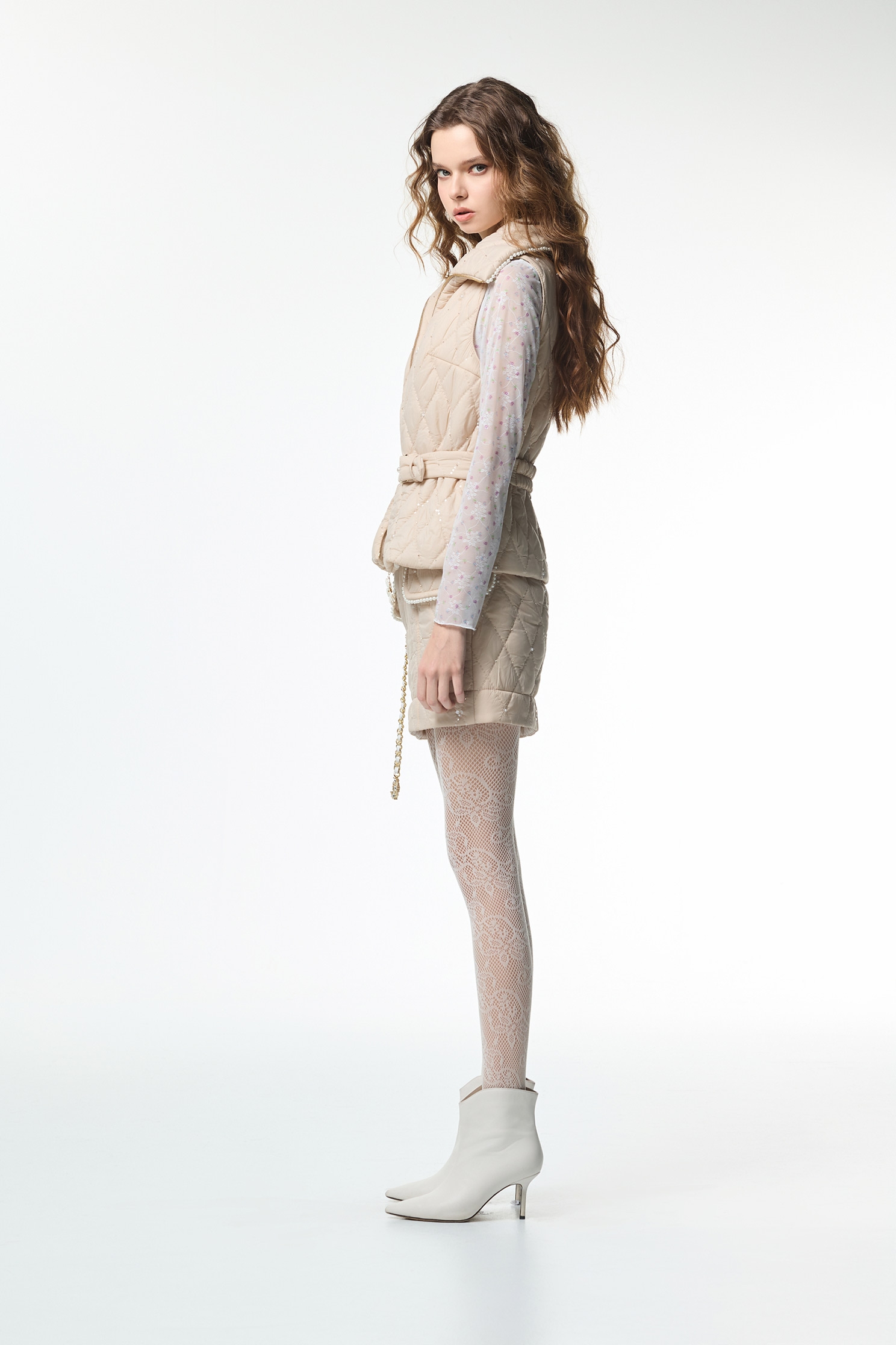 自帶光澤鋪棉背心自帶光澤鋪棉背心,一般背心,一般背心馬甲,外套,時髦成套搭配,格紋,無袖背心,秋冬穿搭,約會特輯,背心,腰帶