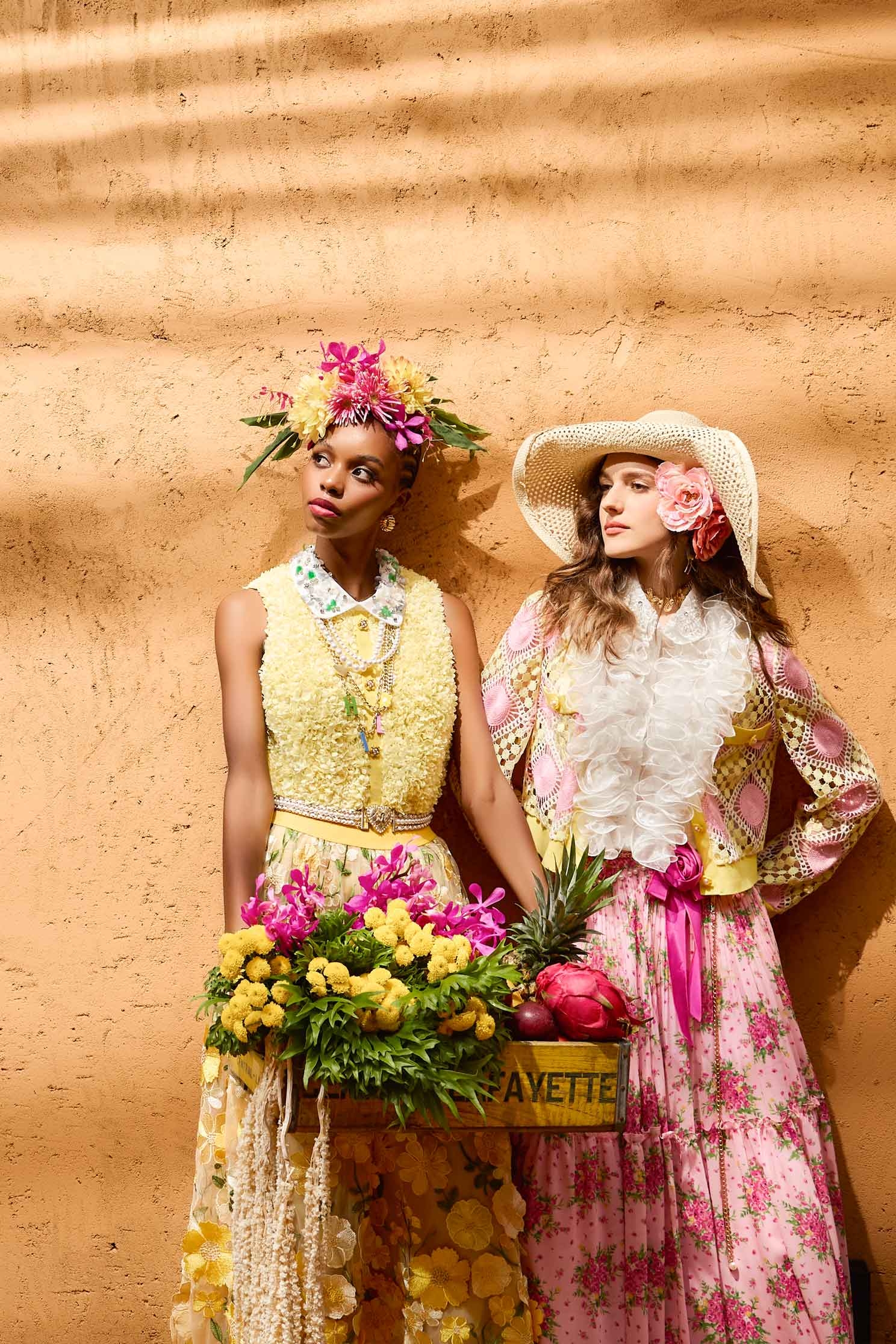 綴繽紛荷葉上衣綴繽紛荷葉上衣,一般背心,一般背心馬甲,上衣,刺繡,春夏穿搭,白色背心,約會特輯,背心,荷葉,蕾絲