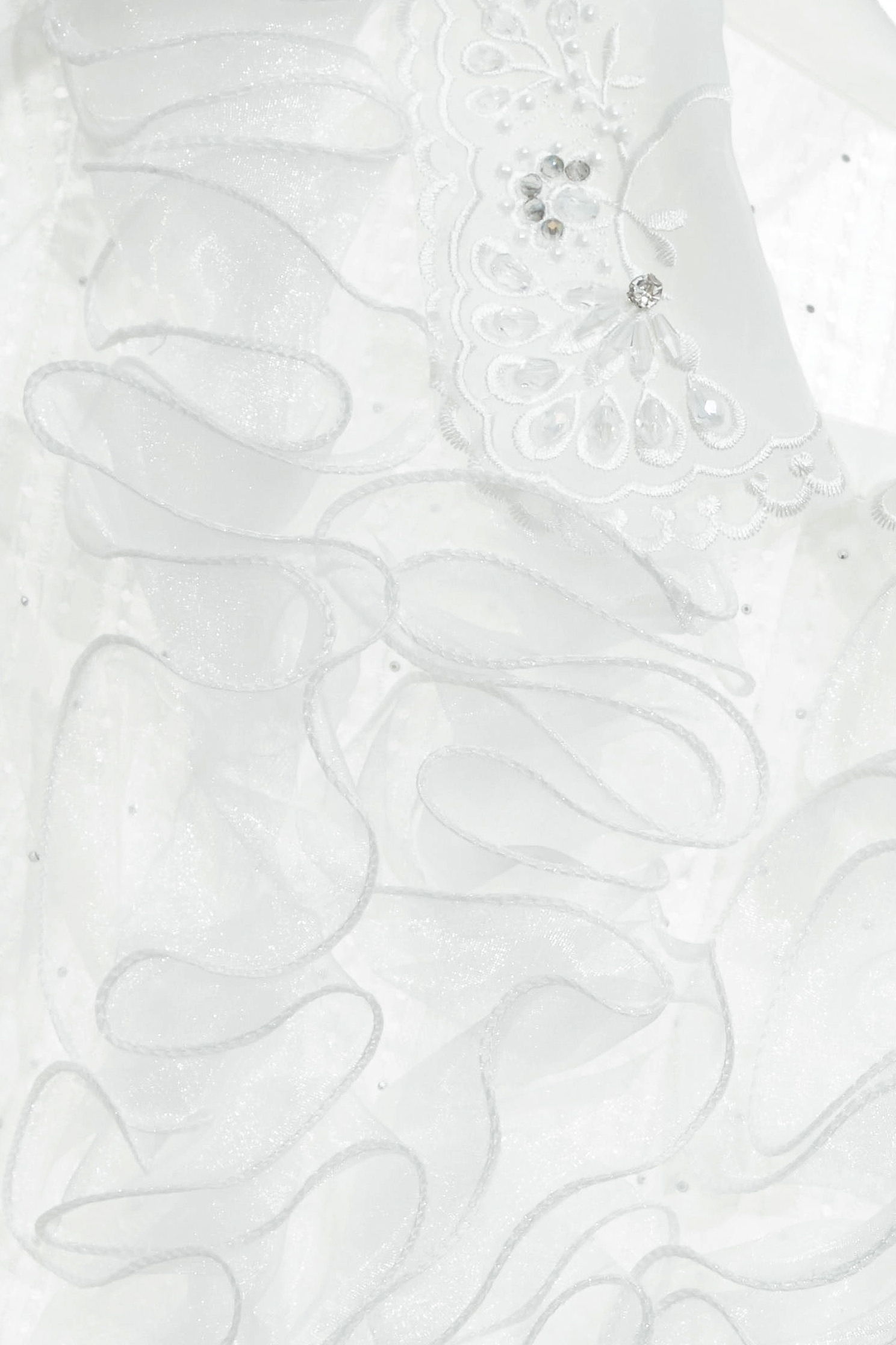 綴繽紛荷葉上衣綴繽紛荷葉上衣,一般背心,一般背心馬甲,上衣,刺繡,春夏穿搭,白色背心,約會特輯,背心,荷葉,蕾絲