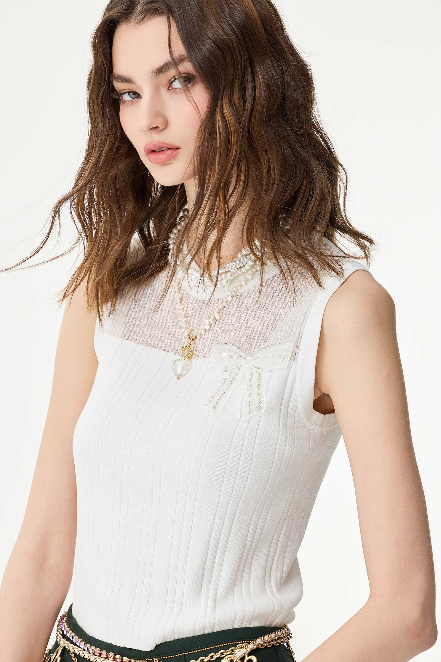 綴蝴蝶結針織背心綴蝴蝶結針織背心,一般背心,一般背心馬甲,上衣,春夏穿搭,無袖背心,白色背心,背心,蝴蝶結,透膚上衣,針織,針織上衣,針織背心