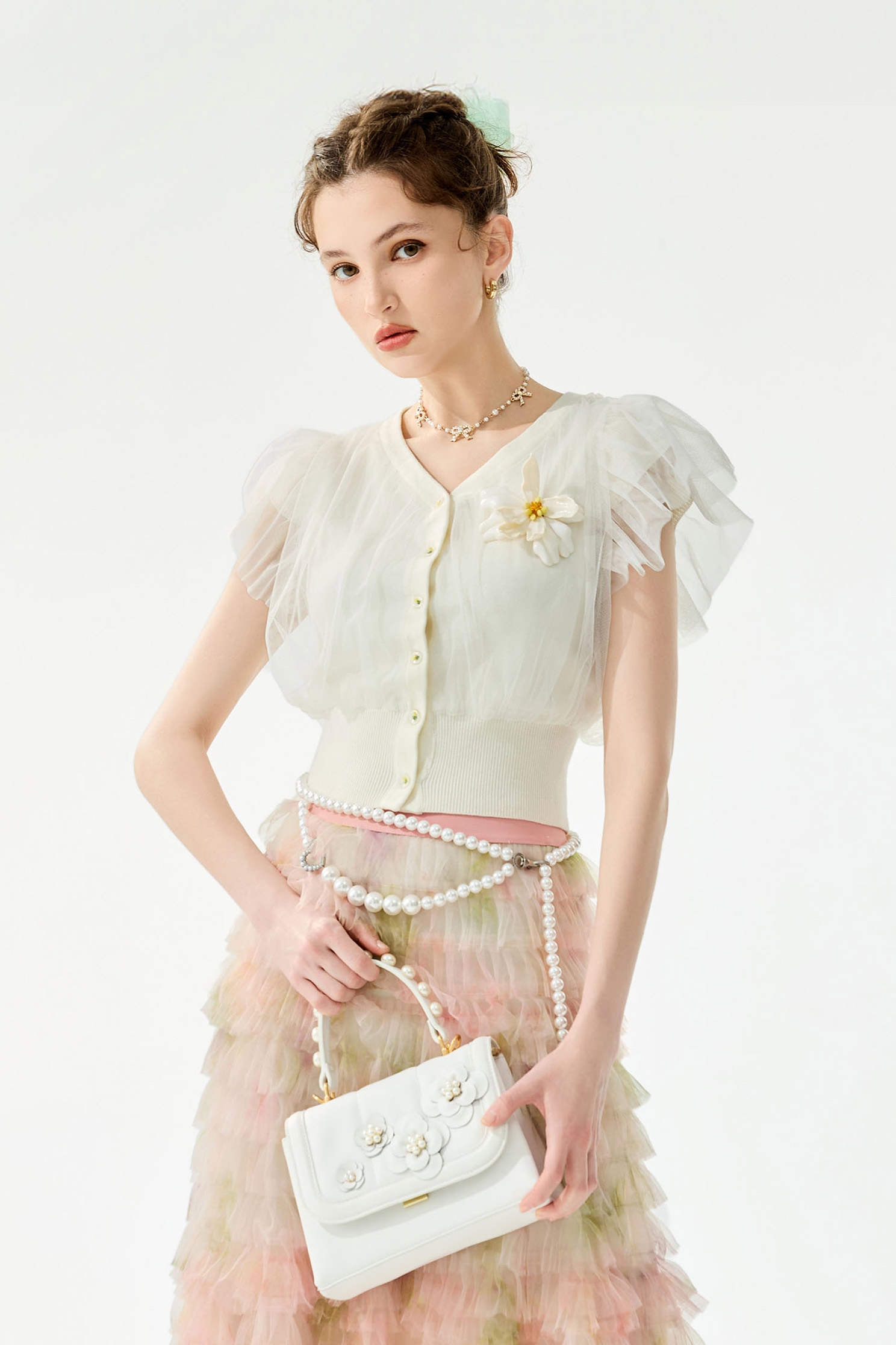 光學白拼接細網針織上衣光學白拼接細網針織上衣,V領上衣,上衣,春夏穿搭,約會特輯,花花世界,輕奢度假,輕奢渡假,針織,針織上衣,針織衫