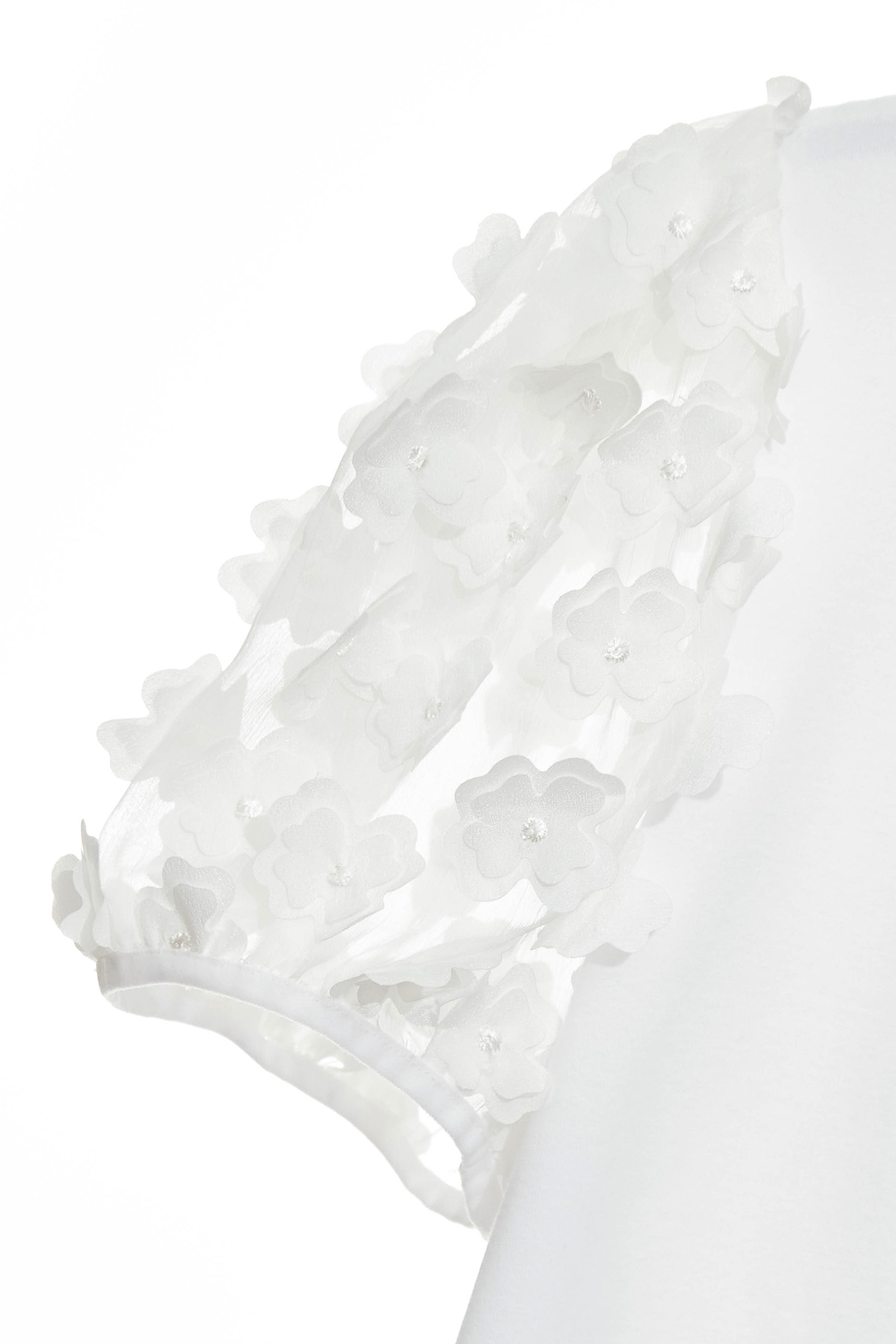 綴花朵裝飾T恤上衣綴花朵裝飾T恤上衣,T恤,上班OL穿搭,上衣,春夏穿搭,約會特輯,花花世界,蕾絲