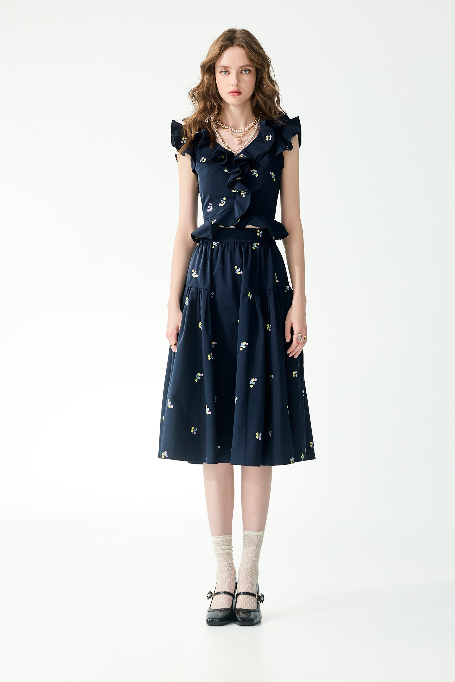 經典海軍藍彩色刺繡上衣經典海軍藍彩色刺繡上衣,一般背心,一般背心馬甲,上衣,刺繡,春夏穿搭,背心,荷葉