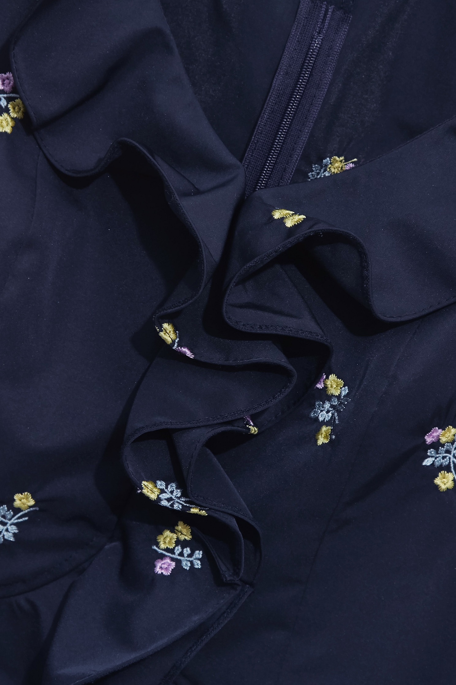 經典海軍藍彩色刺繡上衣經典海軍藍彩色刺繡上衣,一般背心,一般背心馬甲,上衣,刺繡,春夏穿搭,背心,荷葉