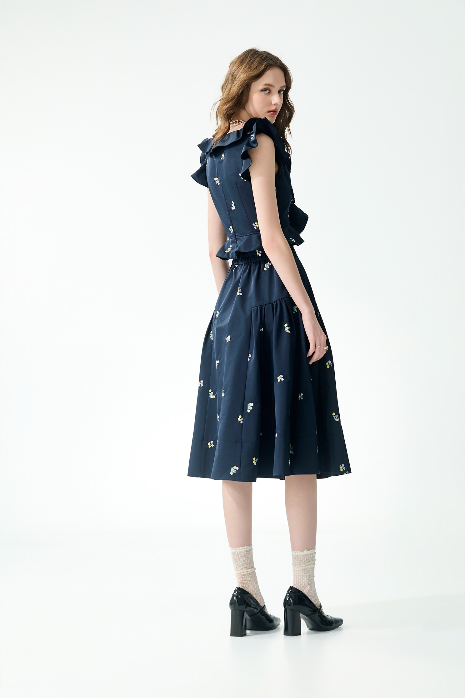 經典海軍藍彩色刺繡上衣經典海軍藍彩色刺繡上衣,一般背心,一般背心馬甲,上衣,刺繡,春夏穿搭,背心,荷葉