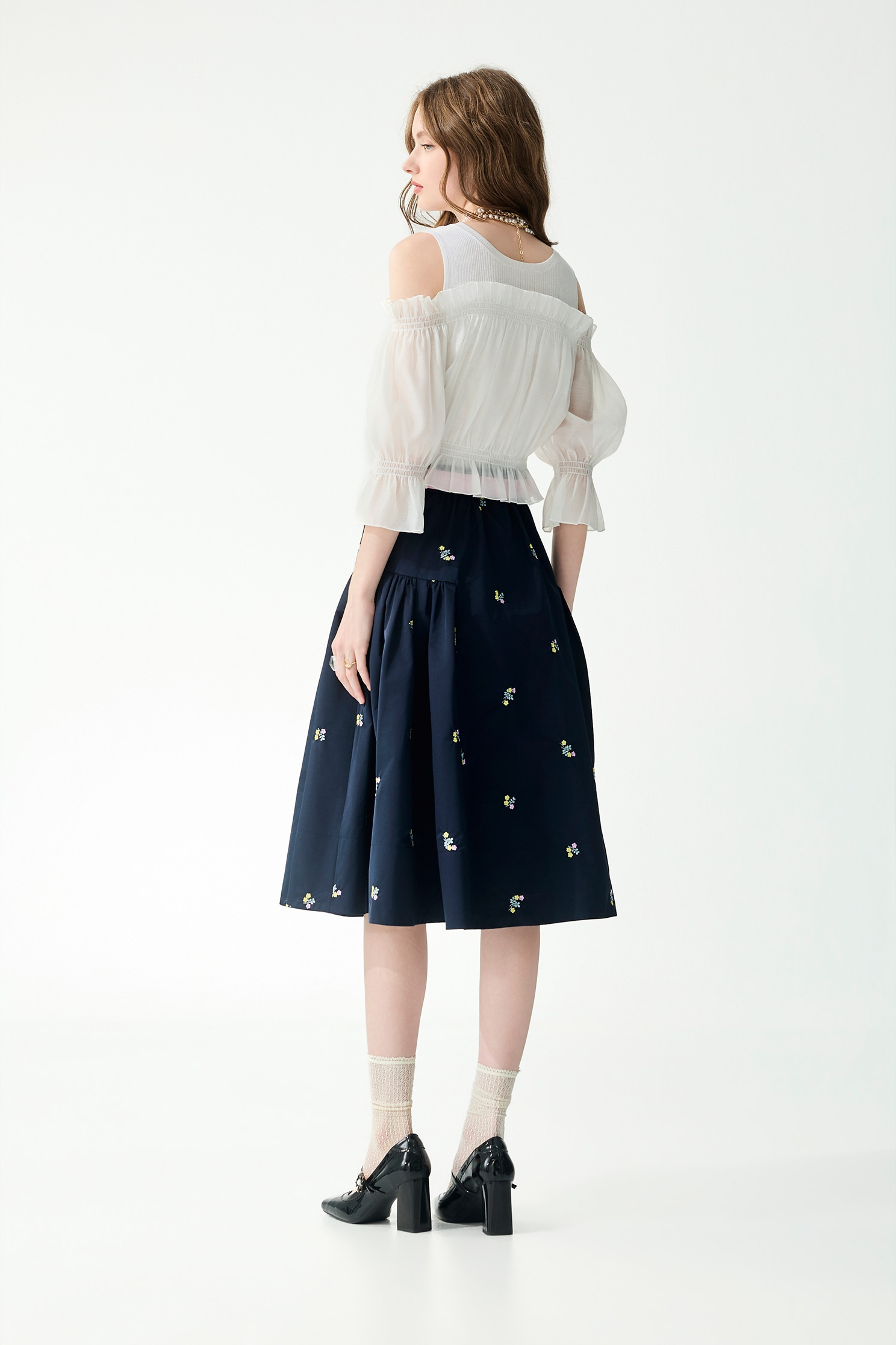 偽兩件式結飾別針針織上衣偽兩件式結飾別針針織上衣,上衣,春夏穿搭,白色上衣,荷葉,蝴蝶結,針織,針織衫