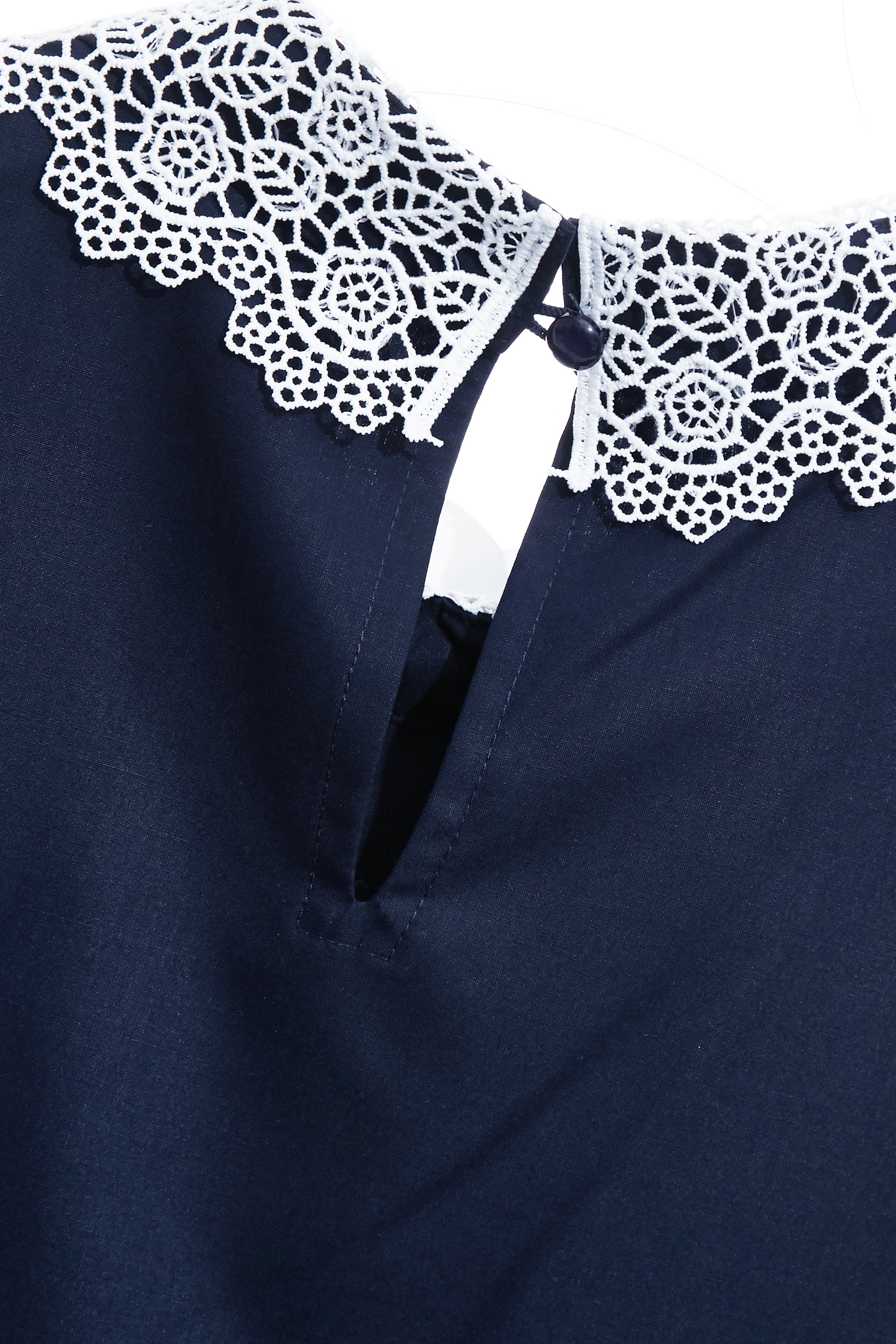 對比色蕾絲領片上衣對比色蕾絲領片上衣,上衣,春夏穿搭,荷葉,蕾絲