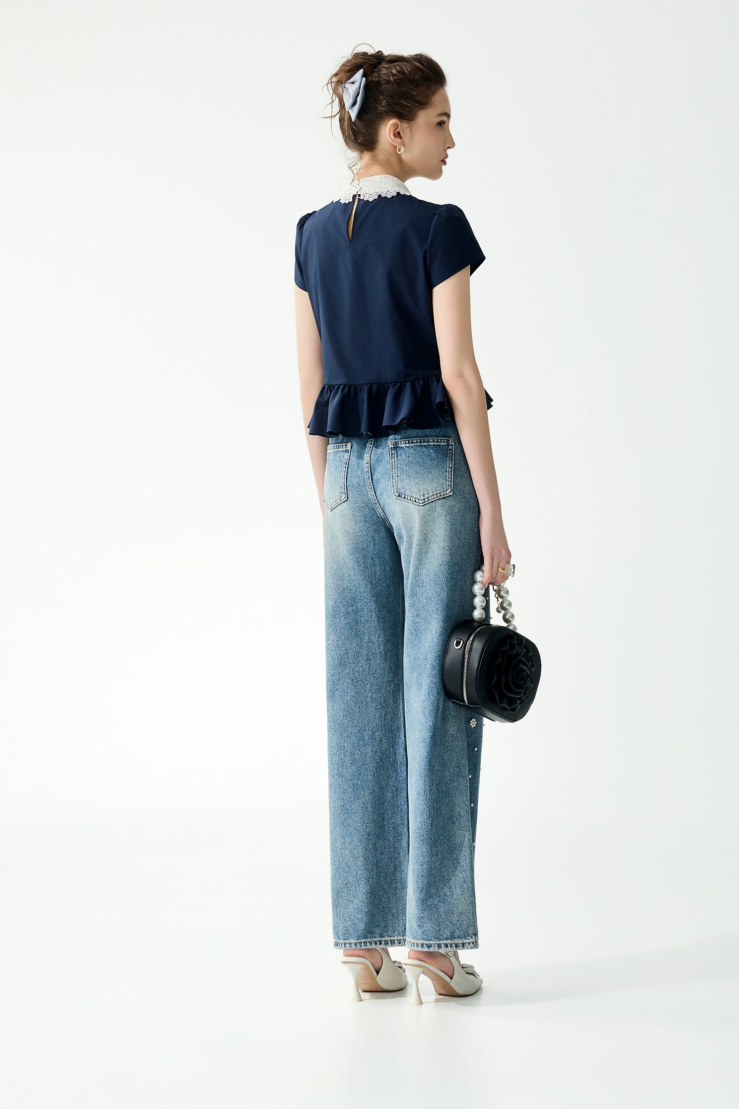 對比色蕾絲領片上衣對比色蕾絲領片上衣,上衣,春夏穿搭,荷葉,蕾絲