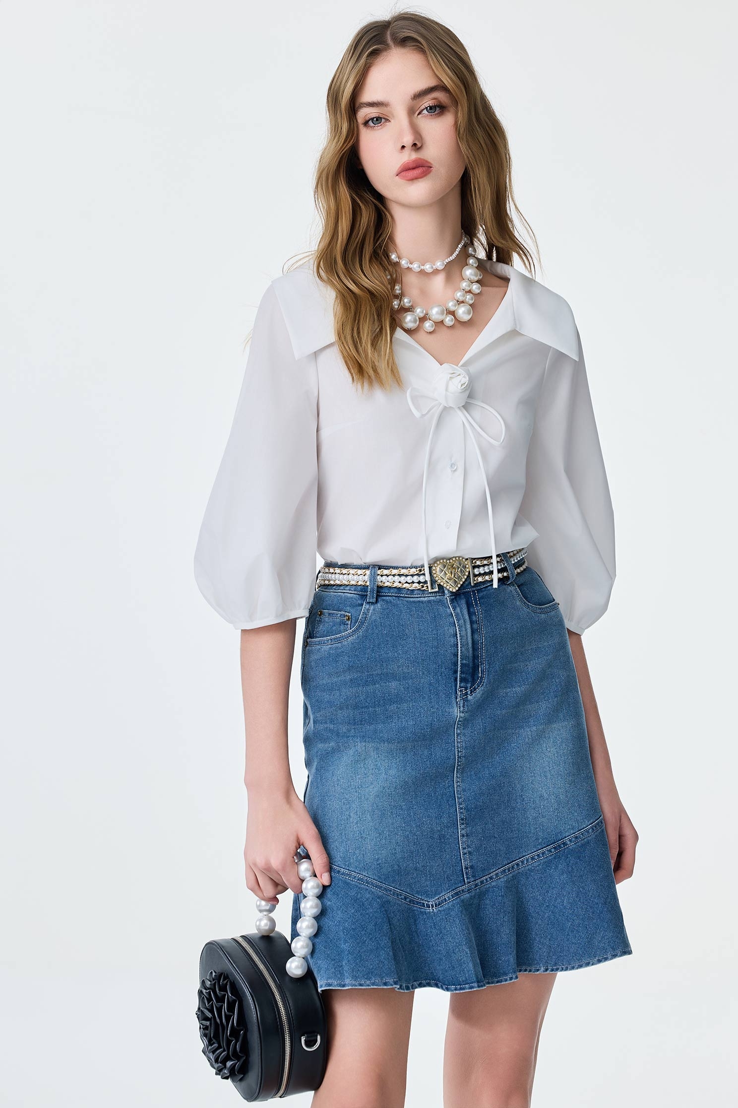 綴花朵襯衫式上衣綴花朵襯衫式上衣,V領上衣,上衣,人氣商品,春夏穿搭,約會特輯,花花世界,蝴蝶結,襯衫