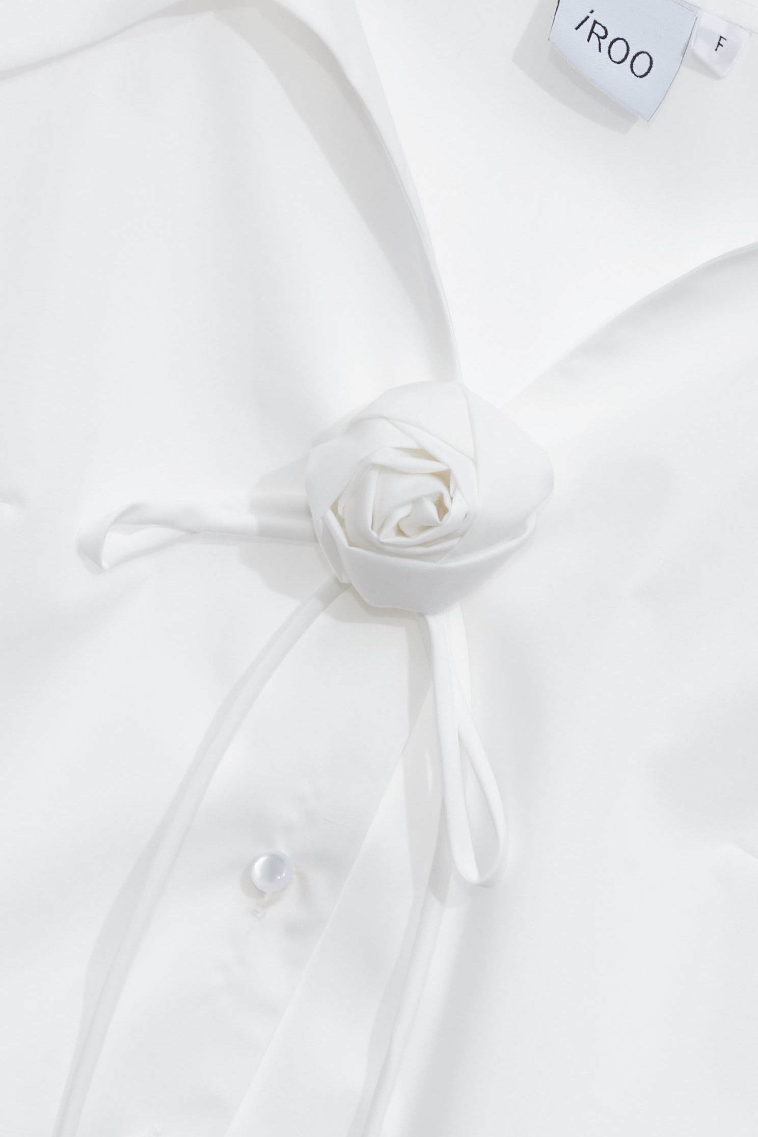 綴花朵襯衫式上衣綴花朵襯衫式上衣,V領上衣,上衣,人氣商品,春夏穿搭,約會特輯,花花世界,蝴蝶結,襯衫