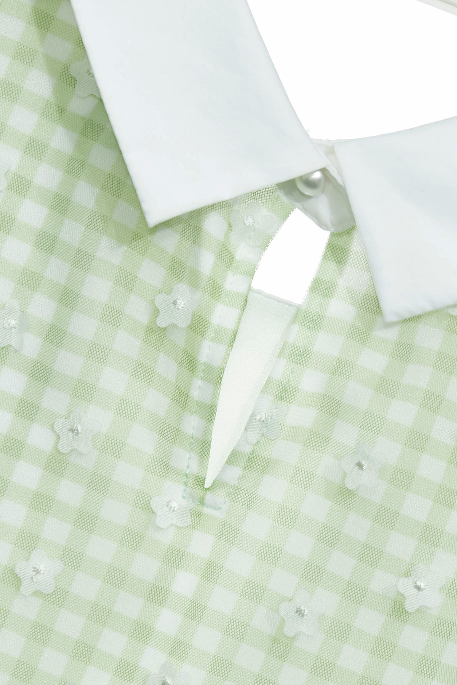 白葡萄綠格紋上衣白葡萄綠格紋上衣,上衣,刺繡,春夏穿搭,格紋,約會特輯,花花世界,荷葉