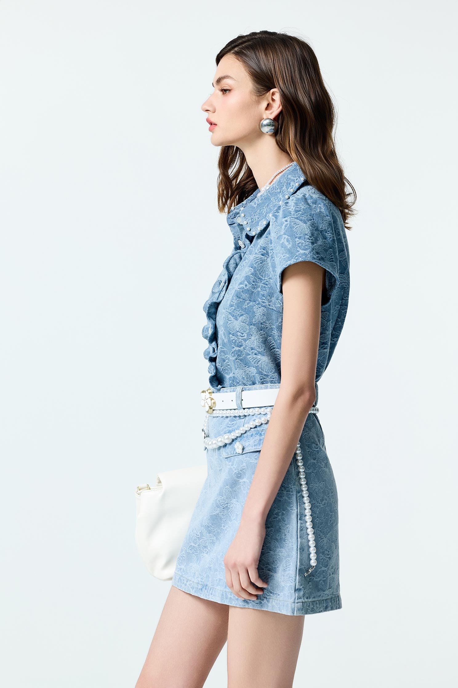 蝴蝶圖騰褆花牛仔上衣蝴蝶圖騰褆花牛仔上衣,上班OL穿搭,上衣,丹寧,人氣商品,春夏穿搭,牛仔,珍珠,約會特輯,繡花,荷葉,襯衫