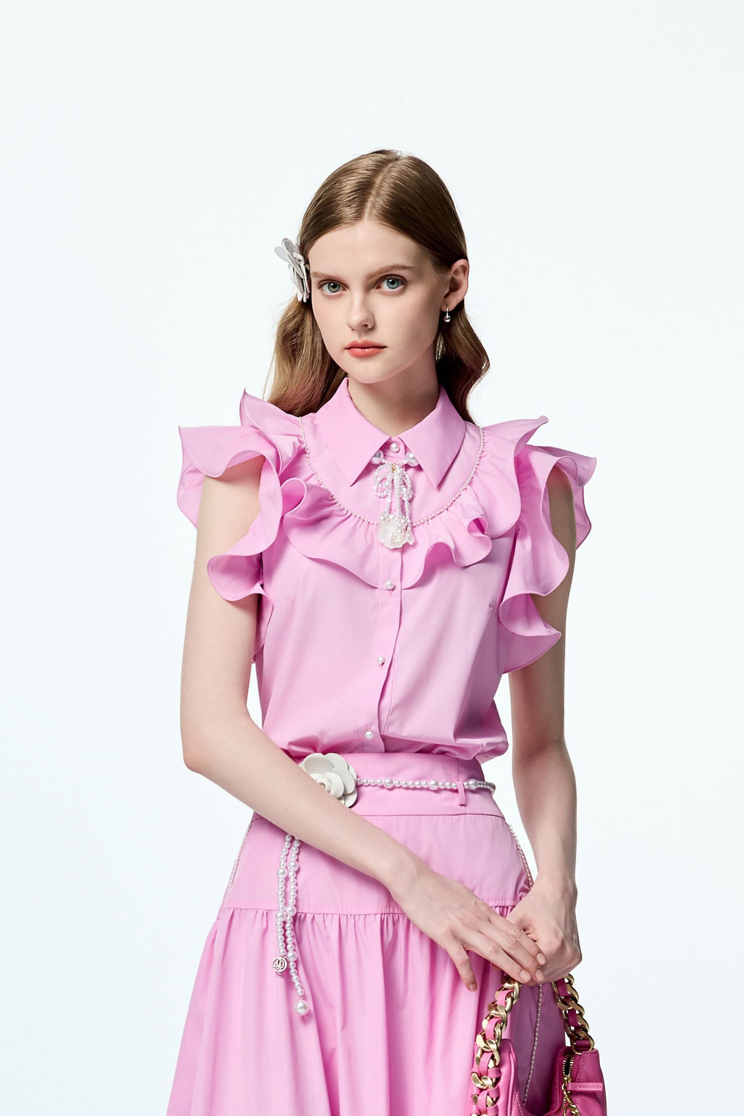 香囊粉綴荷葉上衣香囊粉綴荷葉上衣,上衣,人氣商品,時髦成套搭配,珍珠,秋冬穿搭,背心,荷葉,輕奢度假,輕奢渡假,項鍊