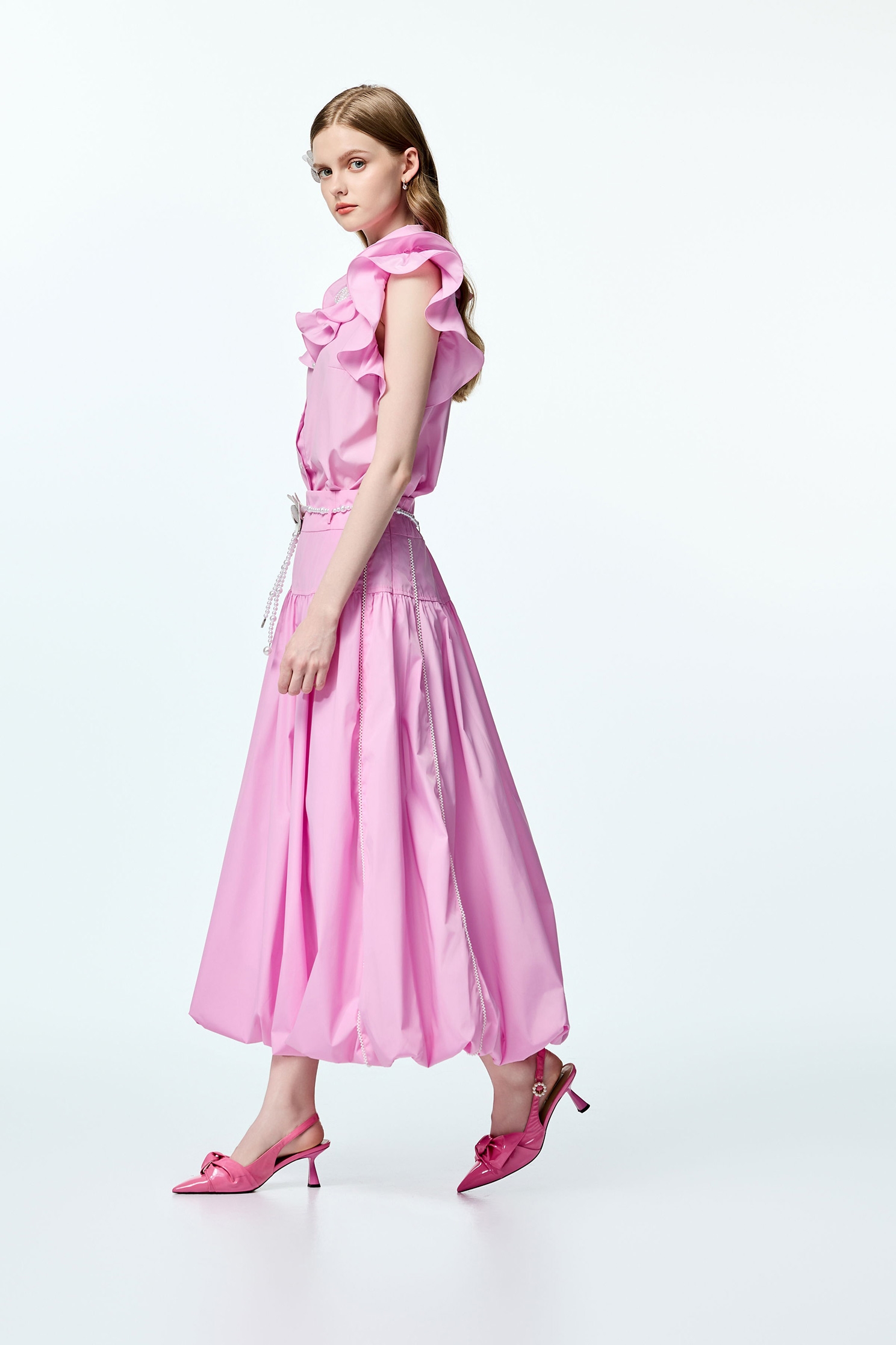 香囊粉綴荷葉上衣香囊粉綴荷葉上衣,上衣,人氣商品,時髦成套搭配,珍珠,秋冬穿搭,背心,荷葉,輕奢度假,輕奢渡假,項鍊