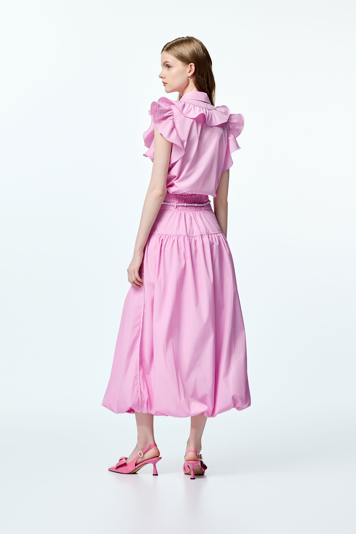 香囊粉綴荷葉上衣香囊粉綴荷葉上衣,上衣,人氣商品,時髦成套搭配,珍珠,秋冬穿搭,背心,荷葉,輕奢度假,輕奢渡假,項鍊