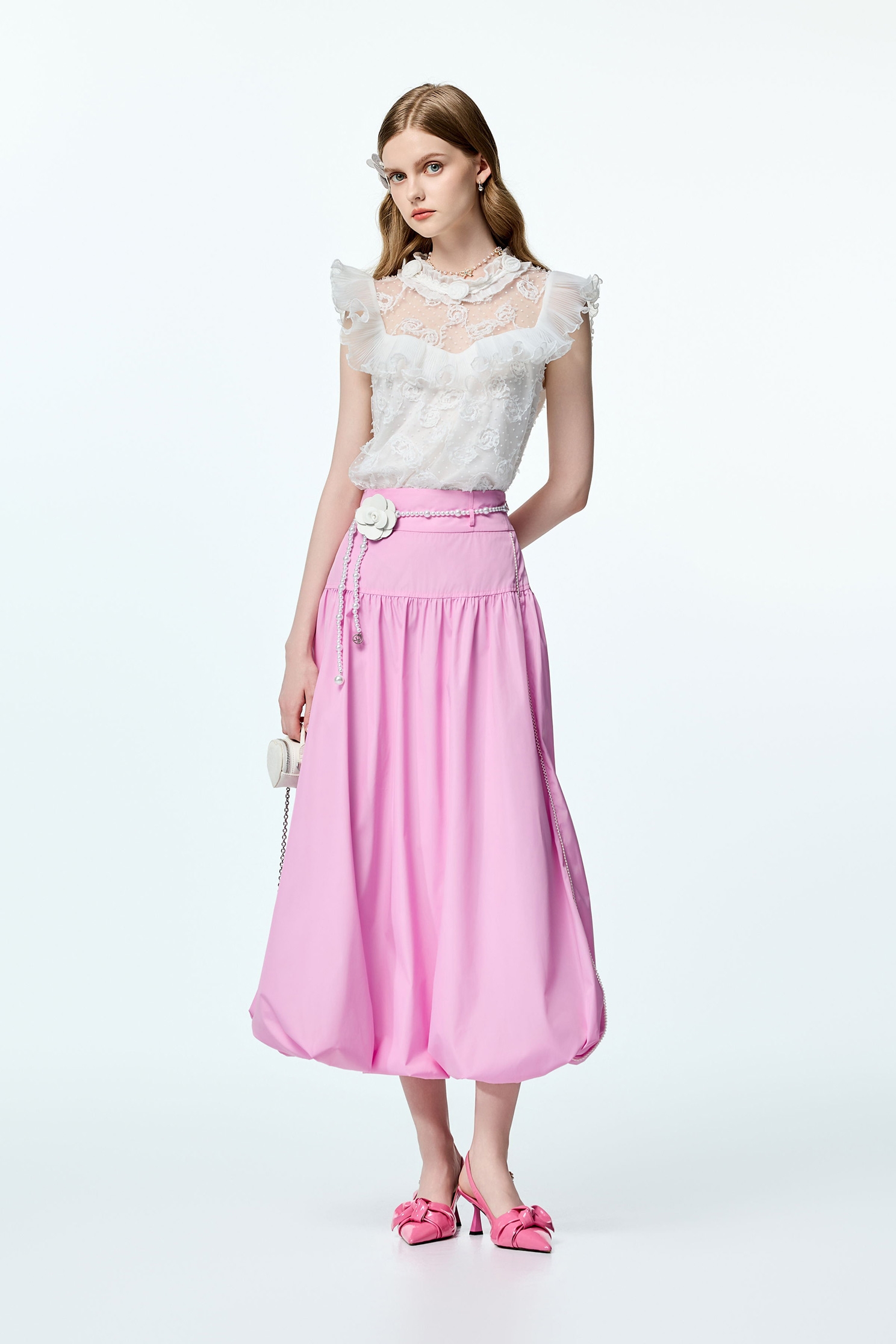 立體花卉串刺繡上衣立體花卉串刺繡上衣,上衣,刺繡,無袖上衣,無袖背心,珍珠,秋冬穿搭,約會特輯,繡花上衣,背心,花花世界,荷葉