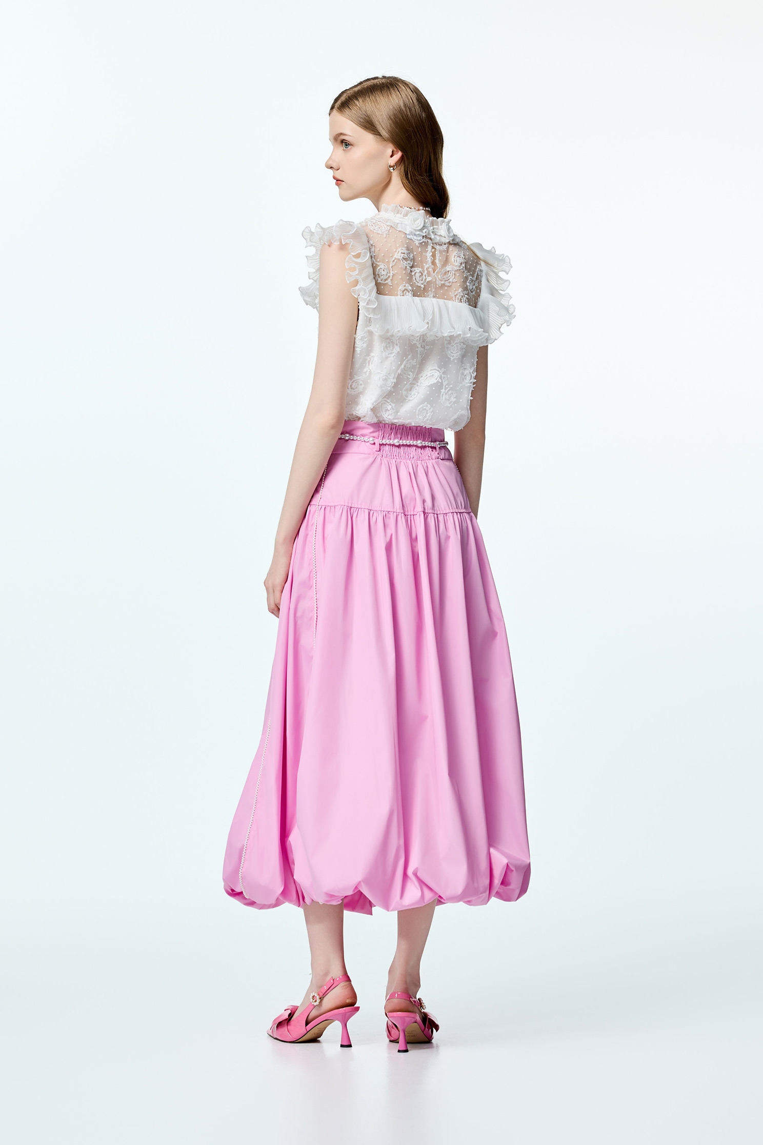 立體花卉串刺繡上衣立體花卉串刺繡上衣,上衣,刺繡,無袖上衣,無袖背心,珍珠,秋冬穿搭,約會特輯,繡花上衣,背心,花花世界,荷葉