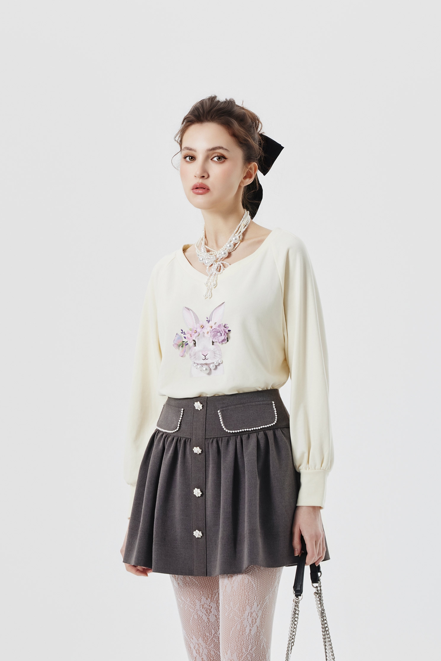 兔兔公主圖騰單品上衣兔兔公主圖騰單品上衣,V領上衣,上衣,珍珠,秋冬穿搭,簡約穿搭,花花世界,項鍊
