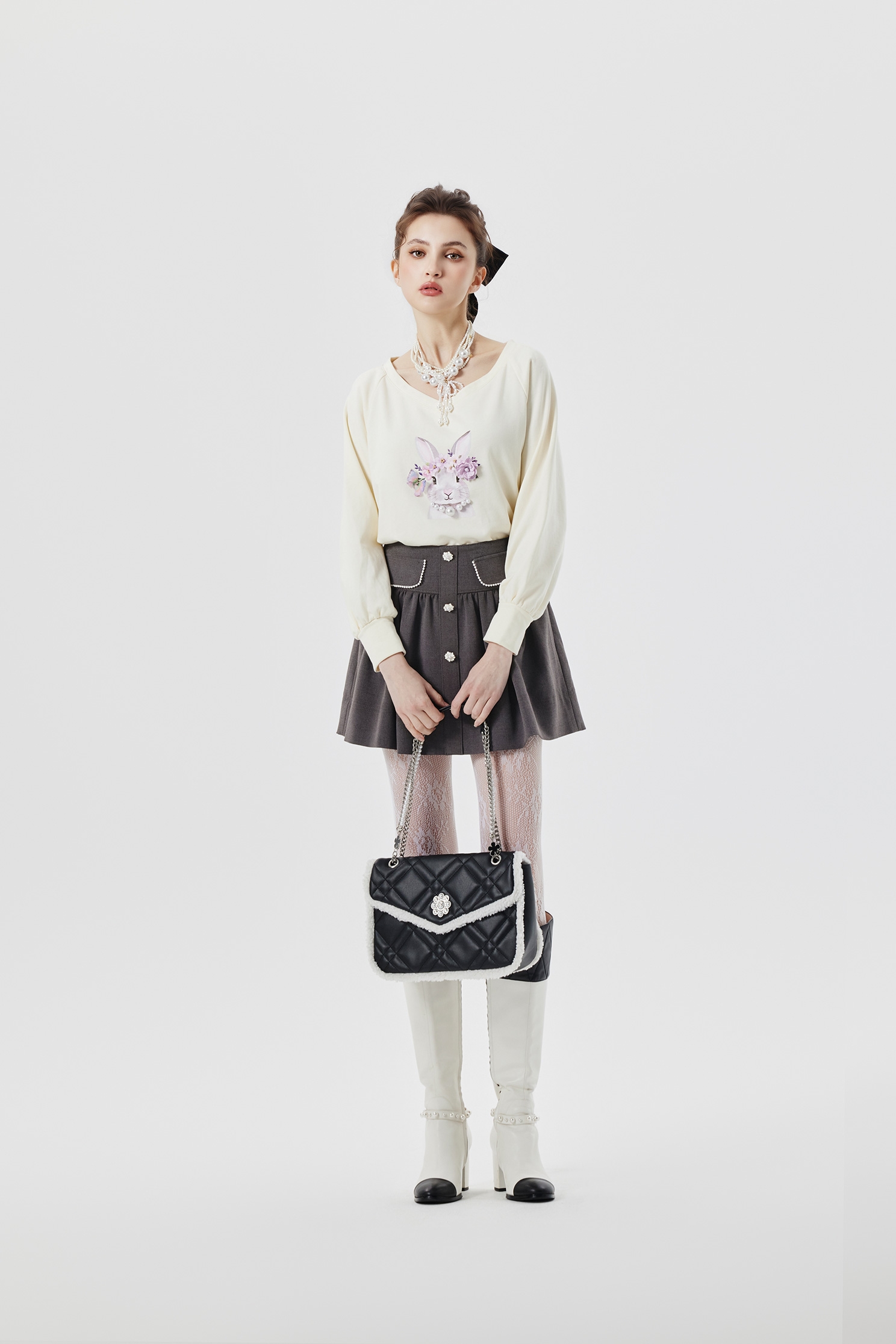 兔兔公主圖騰單品上衣兔兔公主圖騰單品上衣,V領上衣,上衣,珍珠,秋冬穿搭,簡約穿搭,花花世界,項鍊