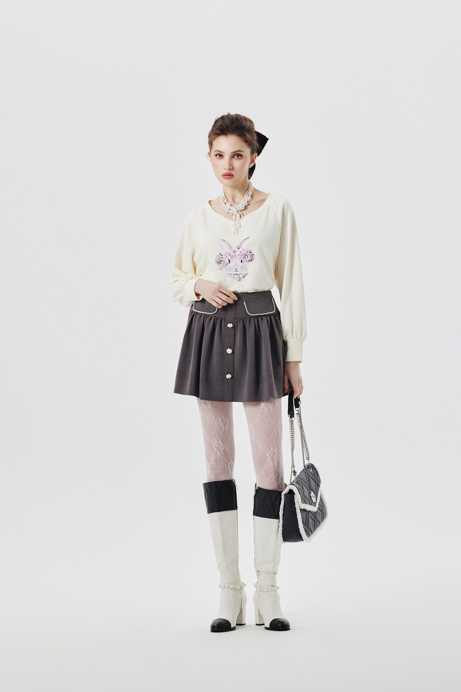 兔兔公主圖騰單品上衣兔兔公主圖騰單品上衣,V領上衣,上衣,珍珠,秋冬穿搭,簡約穿搭,花花世界,項鍊