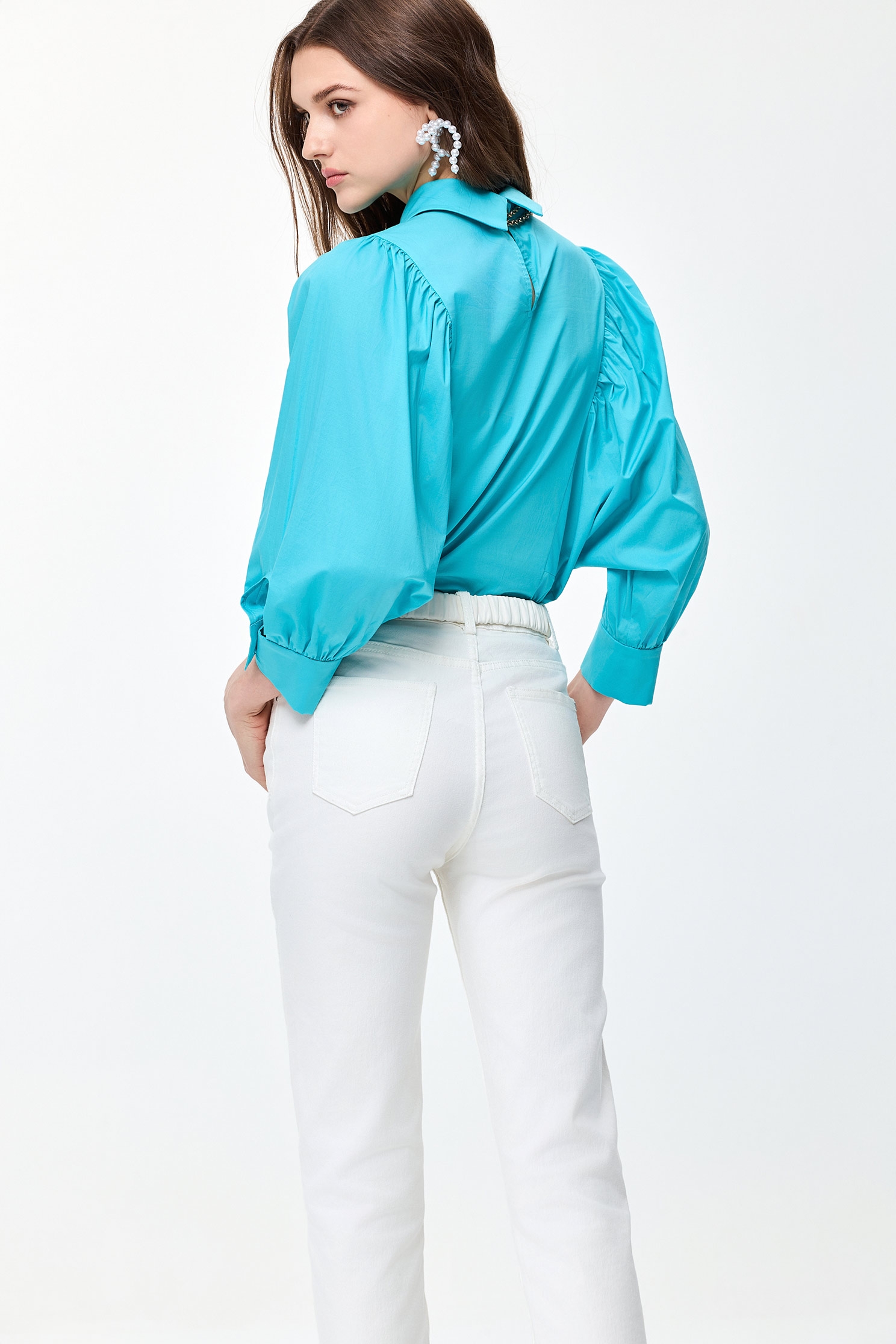 澄澈青藍色綴花飾上衣澄澈青藍色綴花飾上衣,上班OL穿搭,上衣,春夏穿搭,花花世界