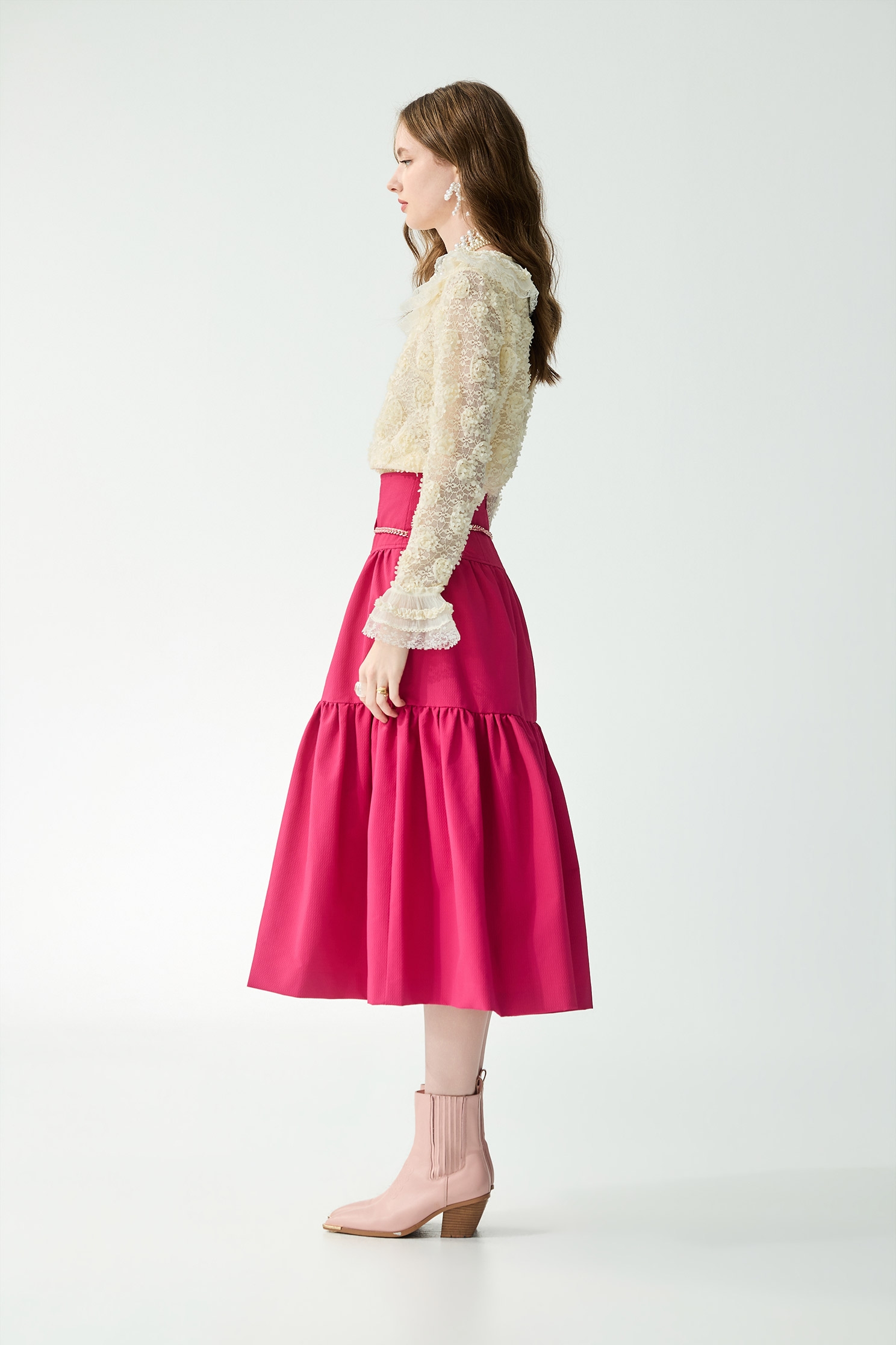 奶油色蕾絲立體花上衣奶油色蕾絲立體花上衣,上衣,春夏穿搭,約會特輯,花花世界,荷葉,蕾絲,蕾絲上衣