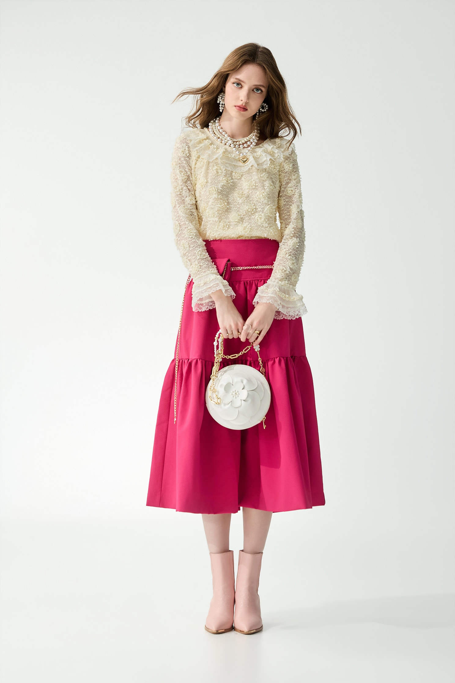 奶油色蕾絲立體花上衣奶油色蕾絲立體花上衣,上衣,春夏穿搭,約會特輯,花花世界,荷葉,蕾絲,蕾絲上衣