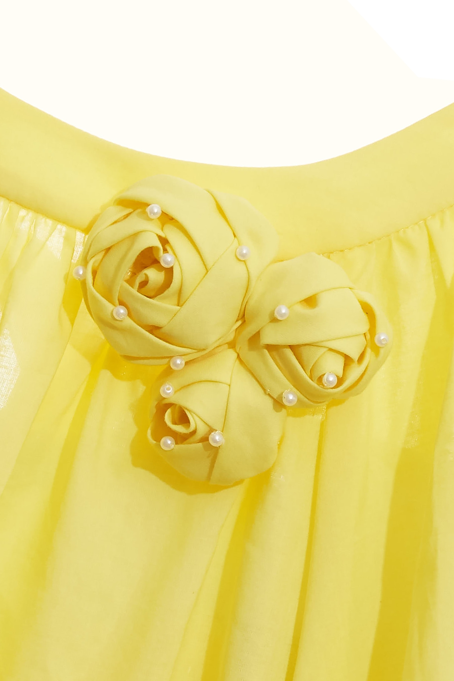 金菊黃鑲手工花上衣金菊黃鑲手工花上衣,上衣,春夏穿搭,珍珠,約會特輯,花花世界