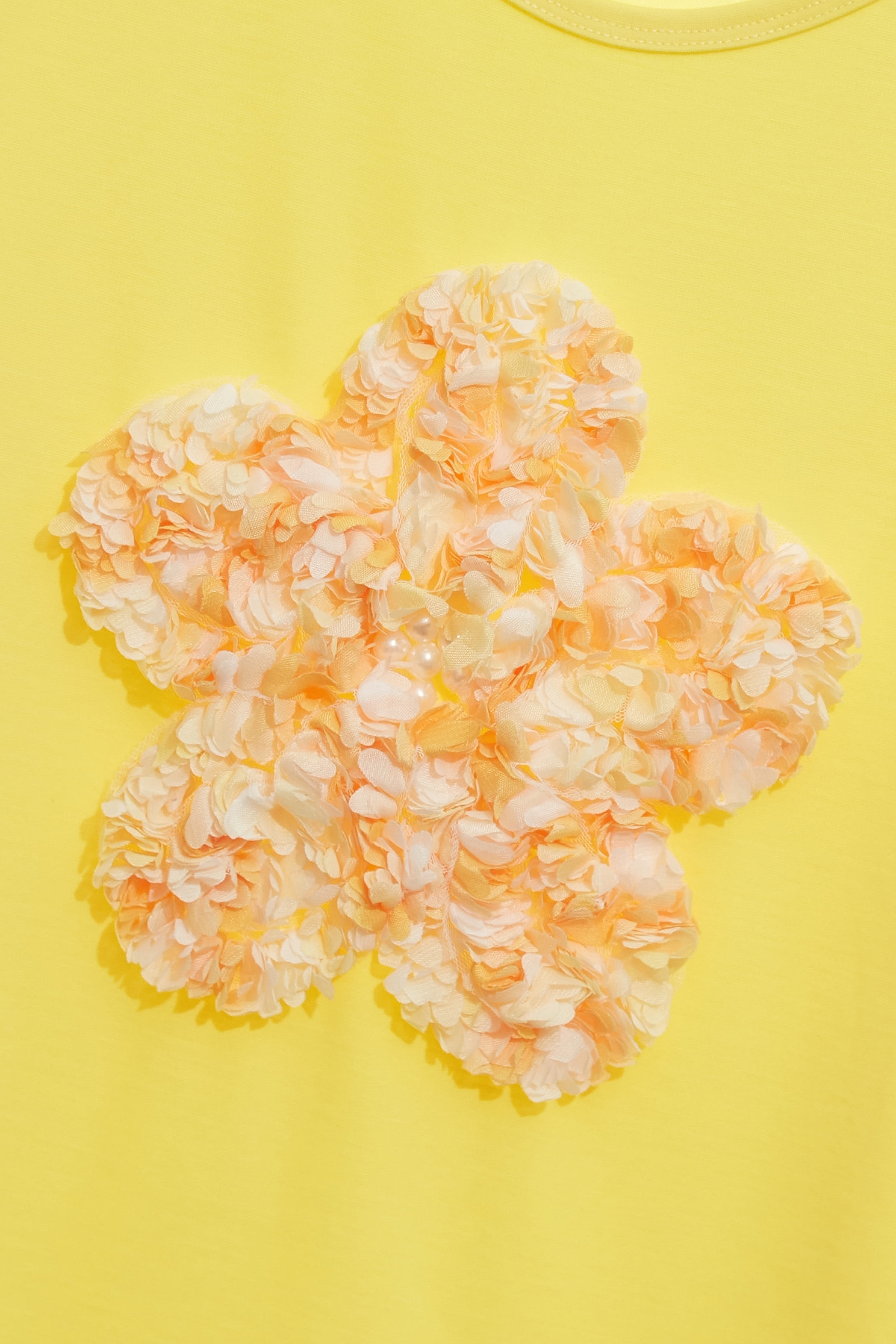 金菊黃綴花朵T恤上衣金菊黃綴花朵T恤上衣,T-Shirt,上衣,春夏穿搭,花花世界