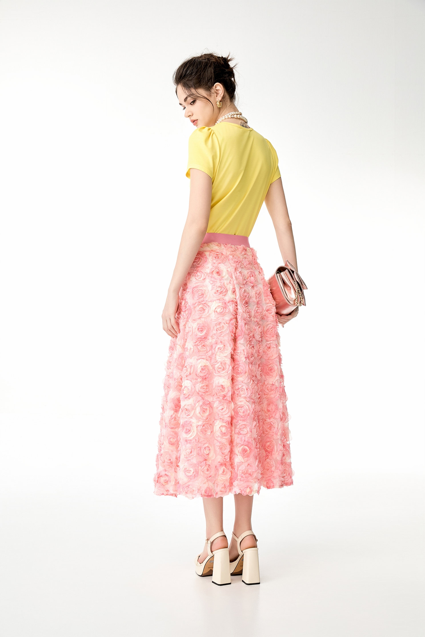 金菊黃綴花朵T恤上衣金菊黃綴花朵T恤上衣,T-Shirt,上衣,春夏穿搭,花花世界