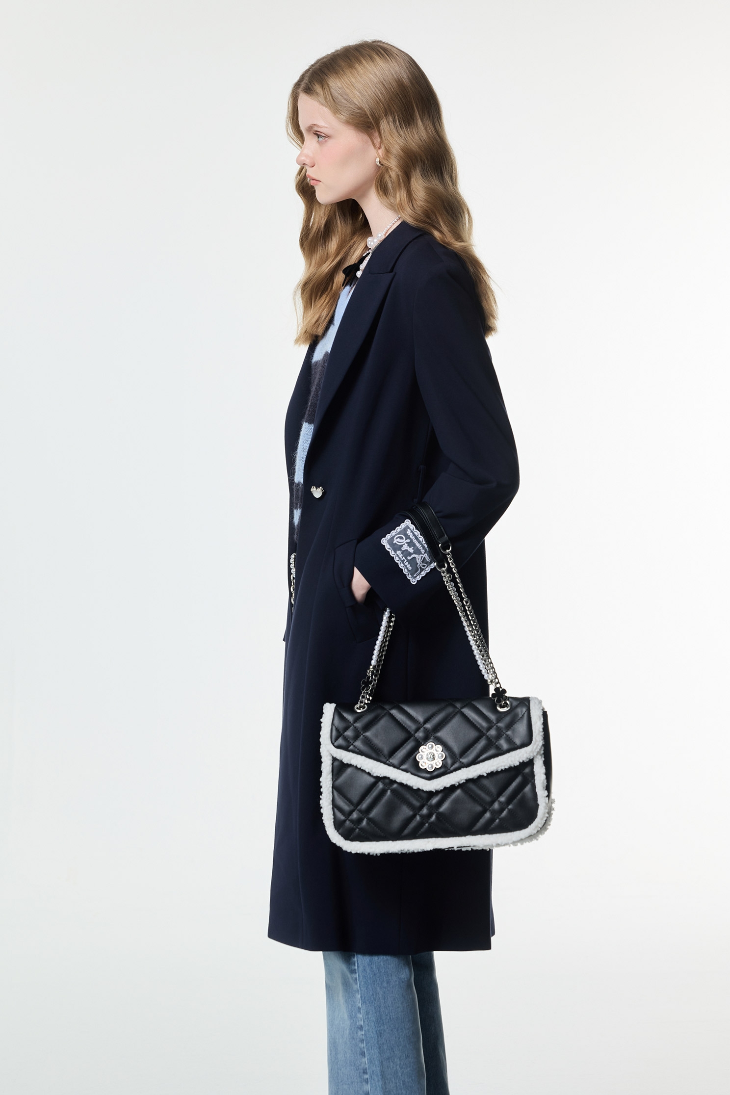 經典菱格毛邊多用側背包經典菱格毛邊多用側背包,側背包,春夏穿搭,珍珠,皮革