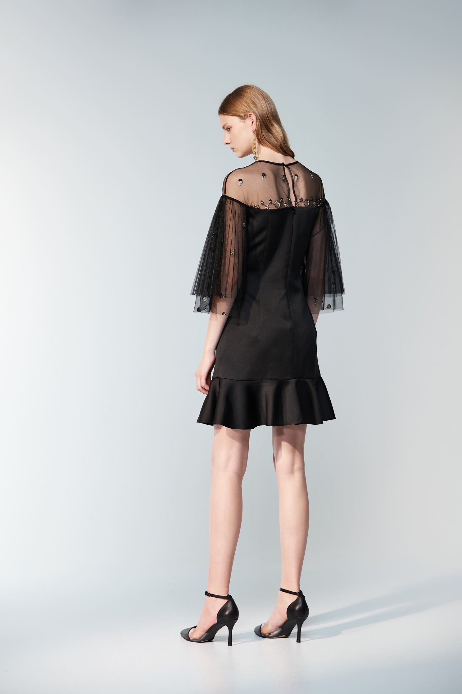 拼接紗網緞布洋裝拼接紗網緞布洋裝,一般洋裝,小禮服,春夏穿搭,母親節專區,禮服,繡花,荷葉,蕾絲,黑色洋裝