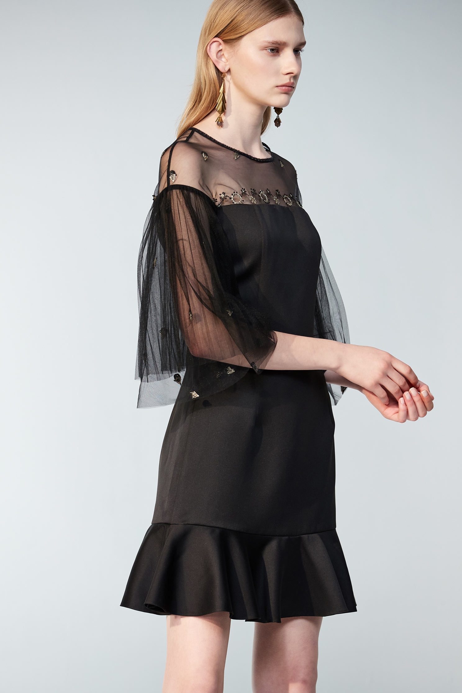 拼接紗網緞布洋裝拼接紗網緞布洋裝,一般洋裝,小禮服,春夏穿搭,母親節專區,禮服,繡花,荷葉,蕾絲,黑色洋裝