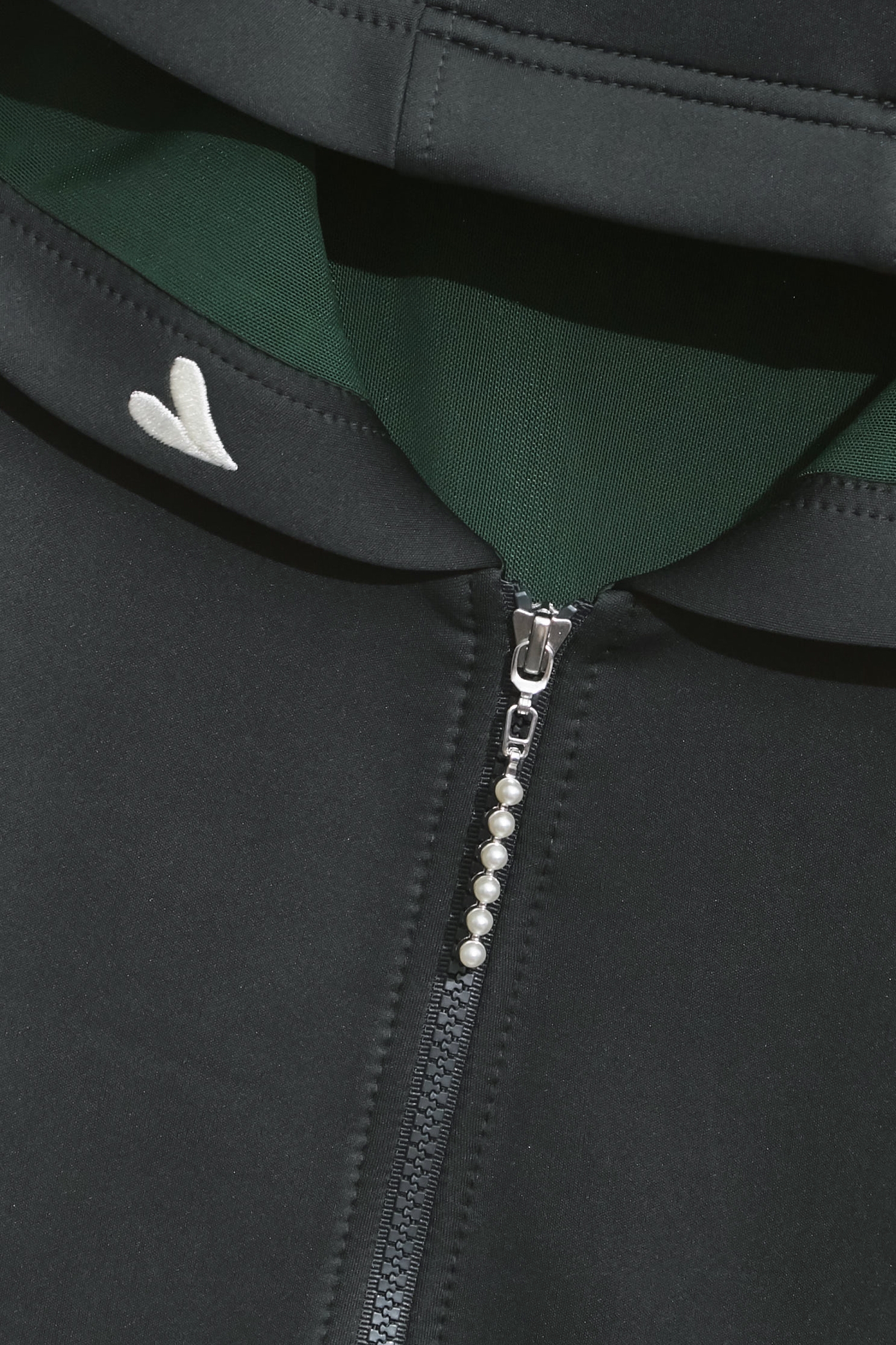 晚山新黛珍珠連帽外套晚山新黛珍珠連帽外套,人氣商品,刺繡,外套,春夏穿搭,時髦成套搭配,珍珠,簡約穿搭,連帽外套