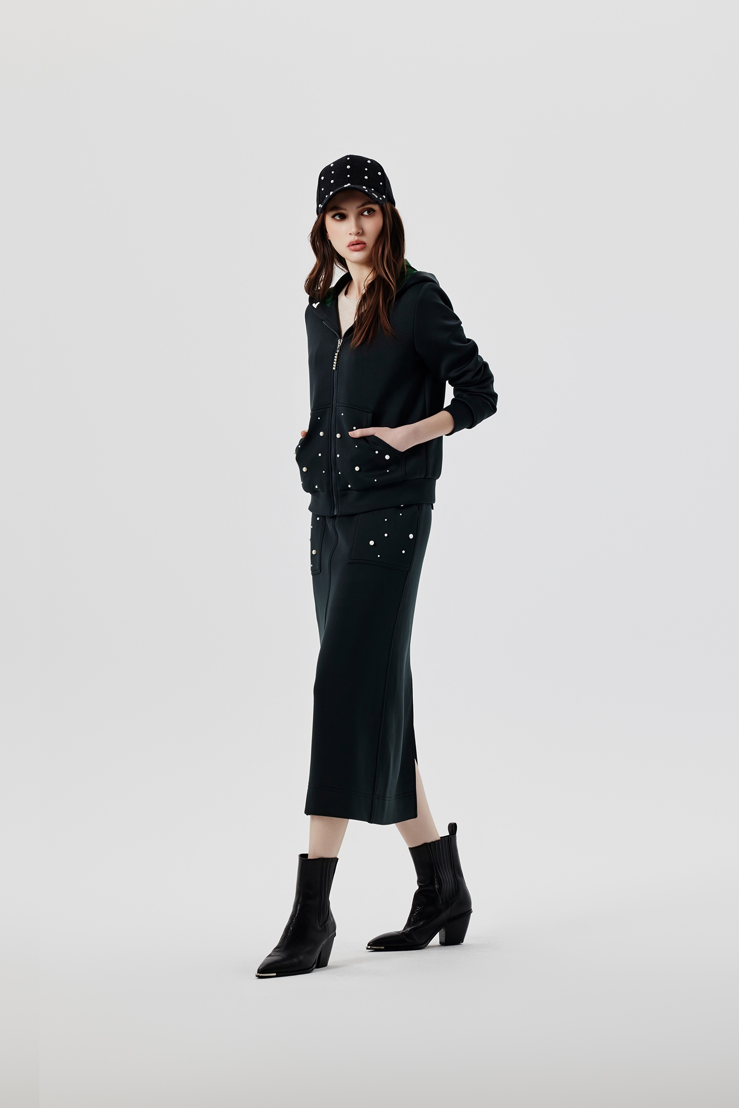 晚山新黛珍珠連帽外套晚山新黛珍珠連帽外套,人氣商品,刺繡,外套,春夏穿搭,時髦成套搭配,珍珠,簡約穿搭,連帽外套