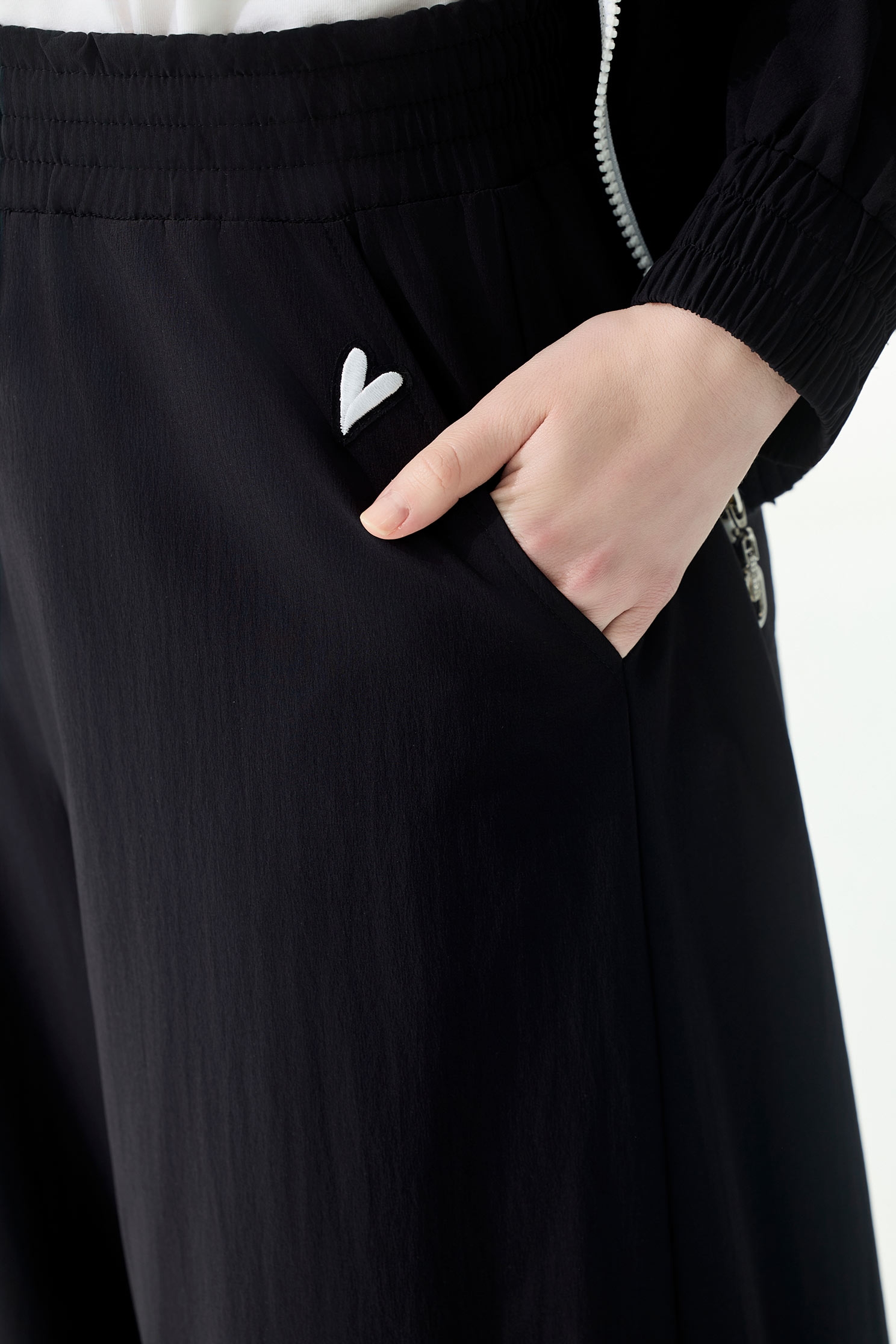 下擺配色線膠原蛋白寬腿褲下擺配色線膠原蛋白寬腿褲,刺繡,寬褲,春夏穿搭,褲子,黑色褲子